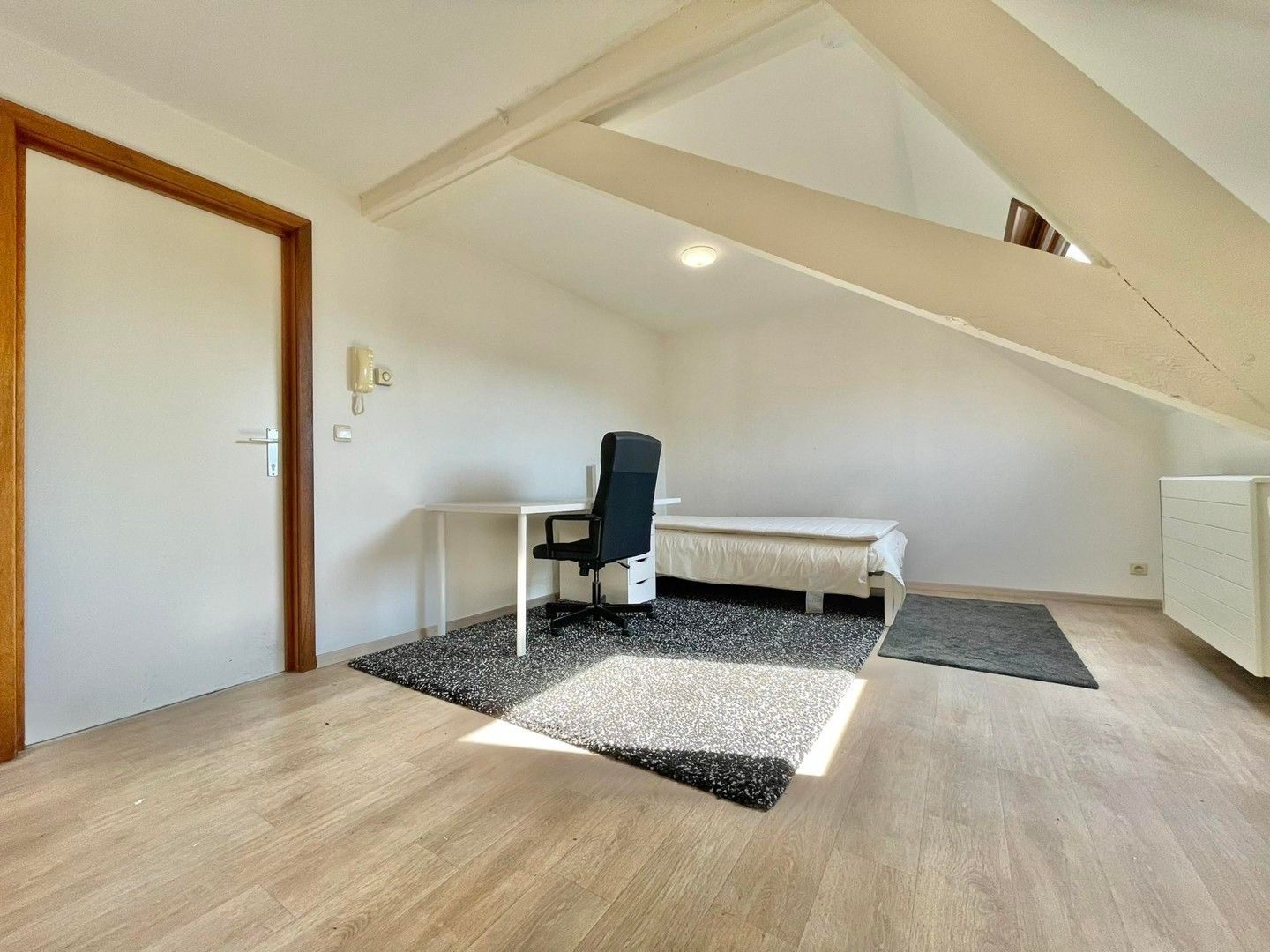 Studio in de dakverdieping met aparte badkamer foto 3