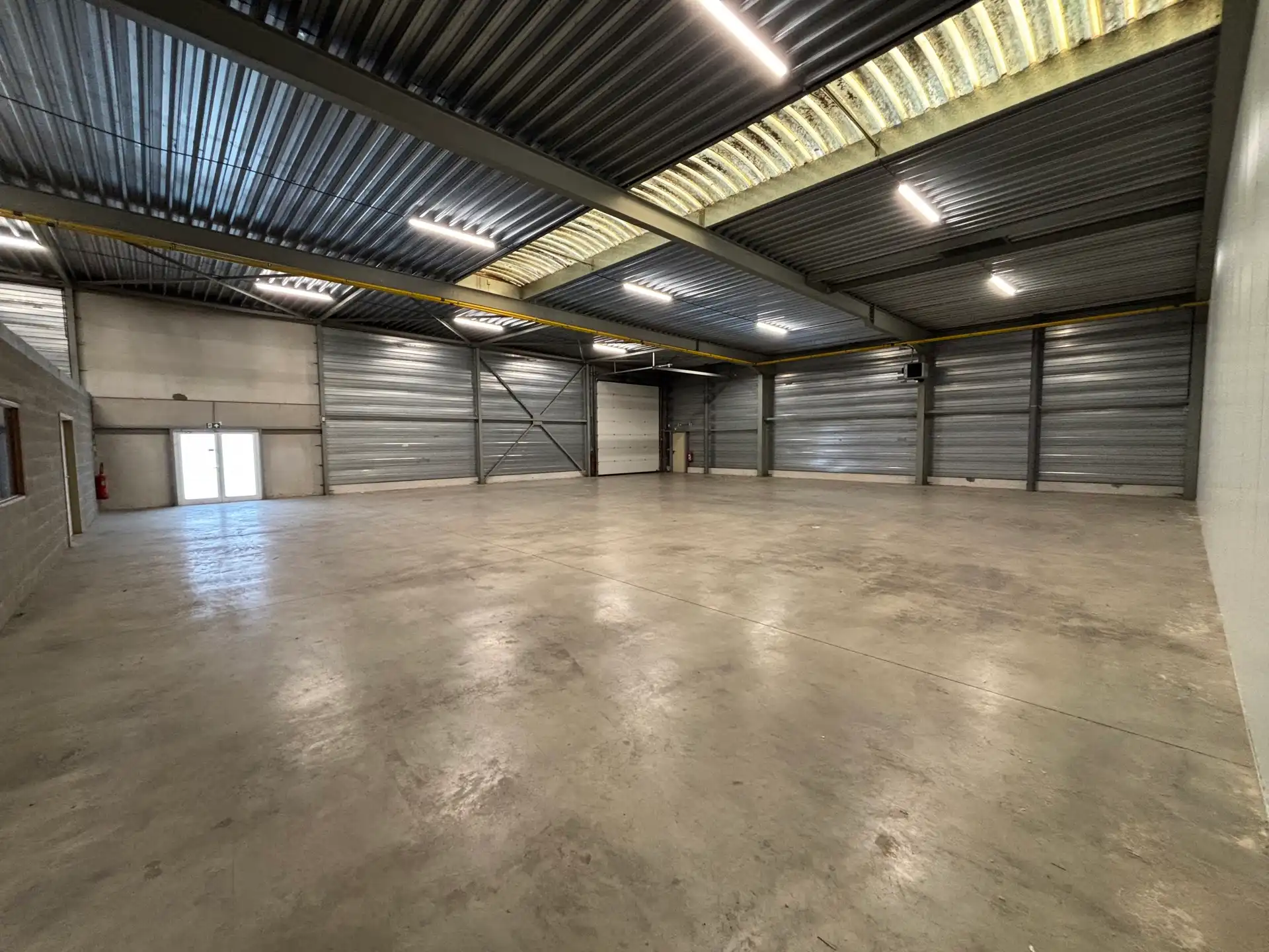 Magazijn  van 450m² te huur foto 4