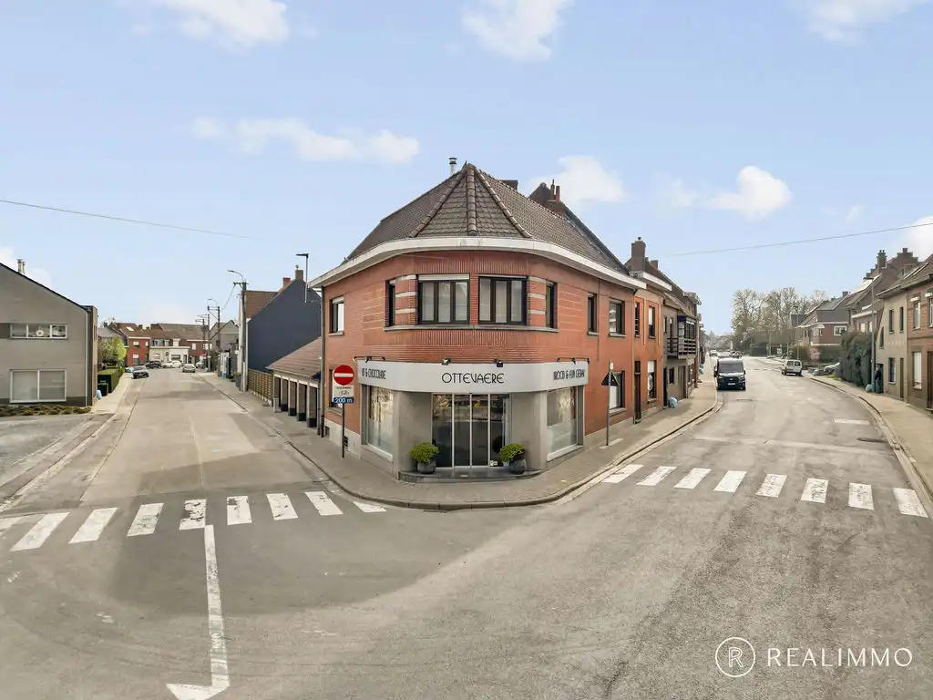 Veelzijdig handelspand met woonst op topligging in hartje Moen foto 2