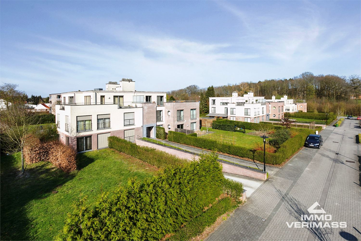 Clusterwoning met 4 ruime slaapkamers, tuin en 2 ondergrondse staanplaatsen. foto {{pictureIndex}}
