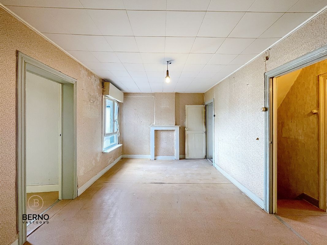 Te renoveren, ruime rijwoning met tuin en garageboxen foto 16