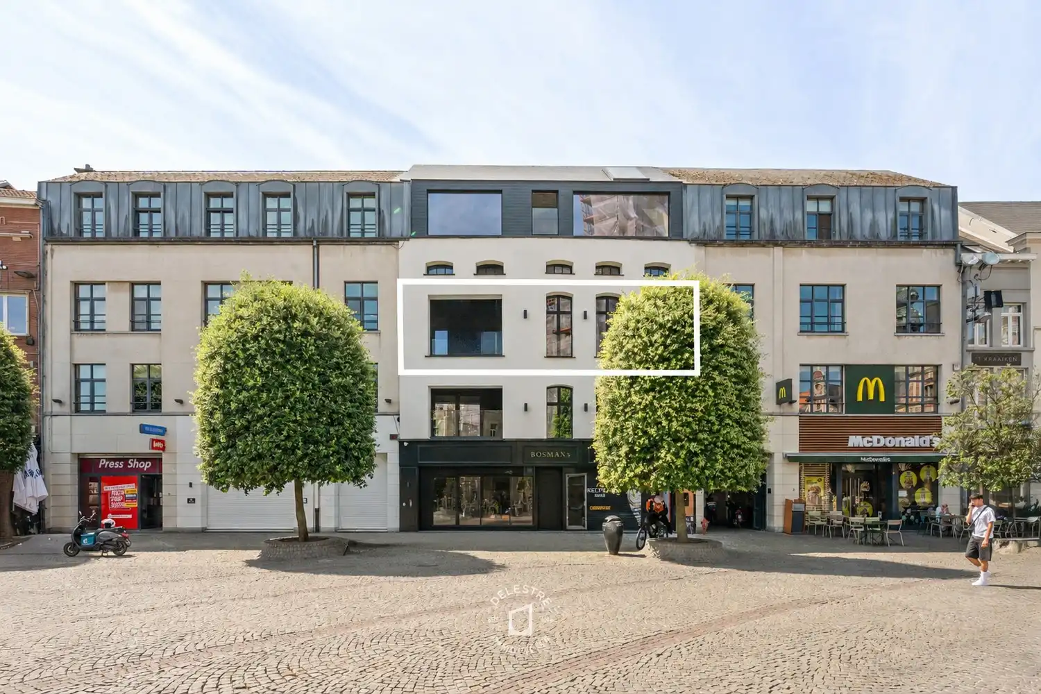 Exclusieve quasi-nieuwbouw 130 m² met privatieve lift en panoramisch uitzicht op de Grote Markt foto {{pictureIndex}}
