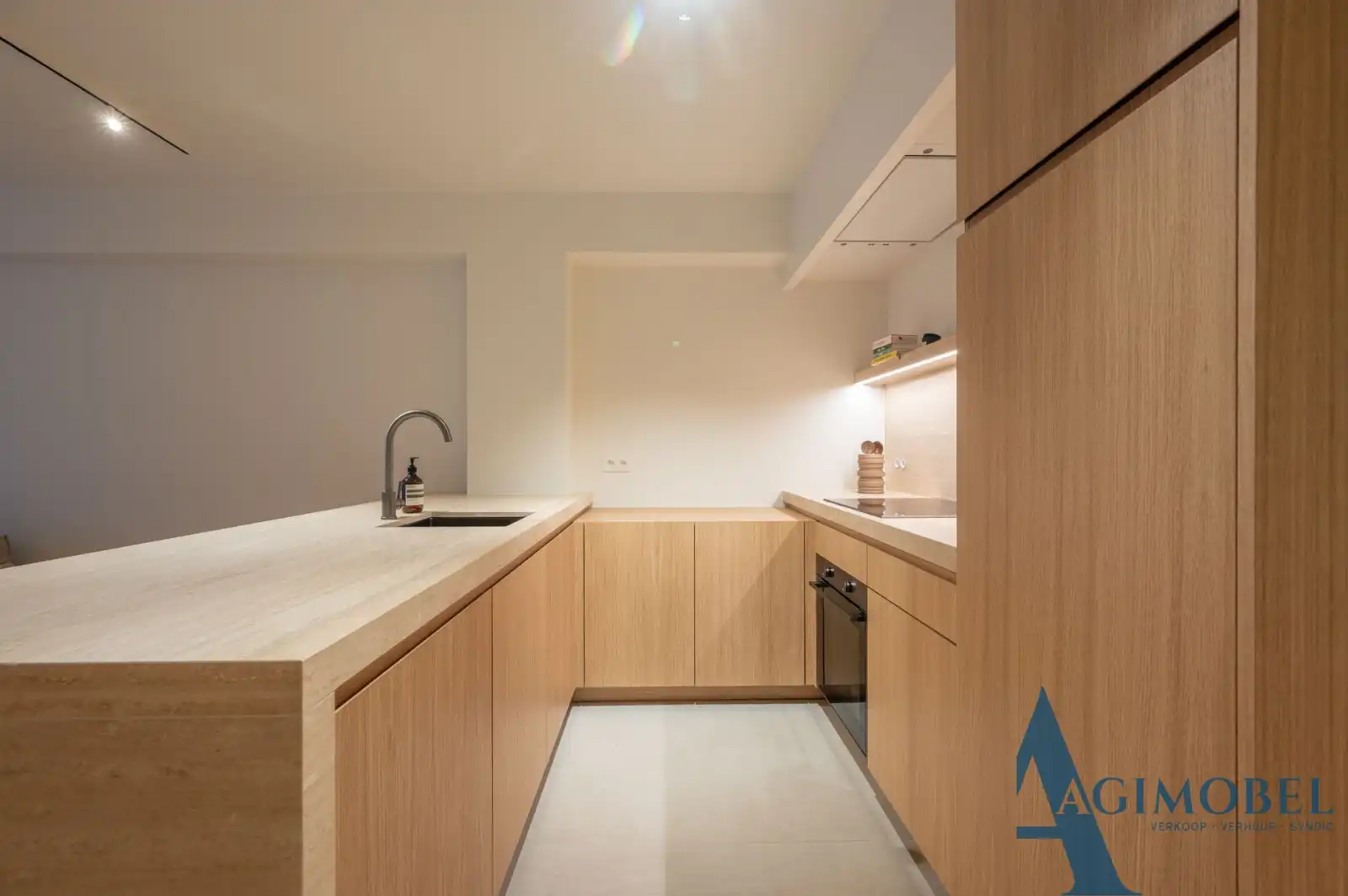 Uniek 2 slaapkamer - appartement met zeezicht en verfijnde architecturale touch. Vlakbij de Zeedijk. foto 6