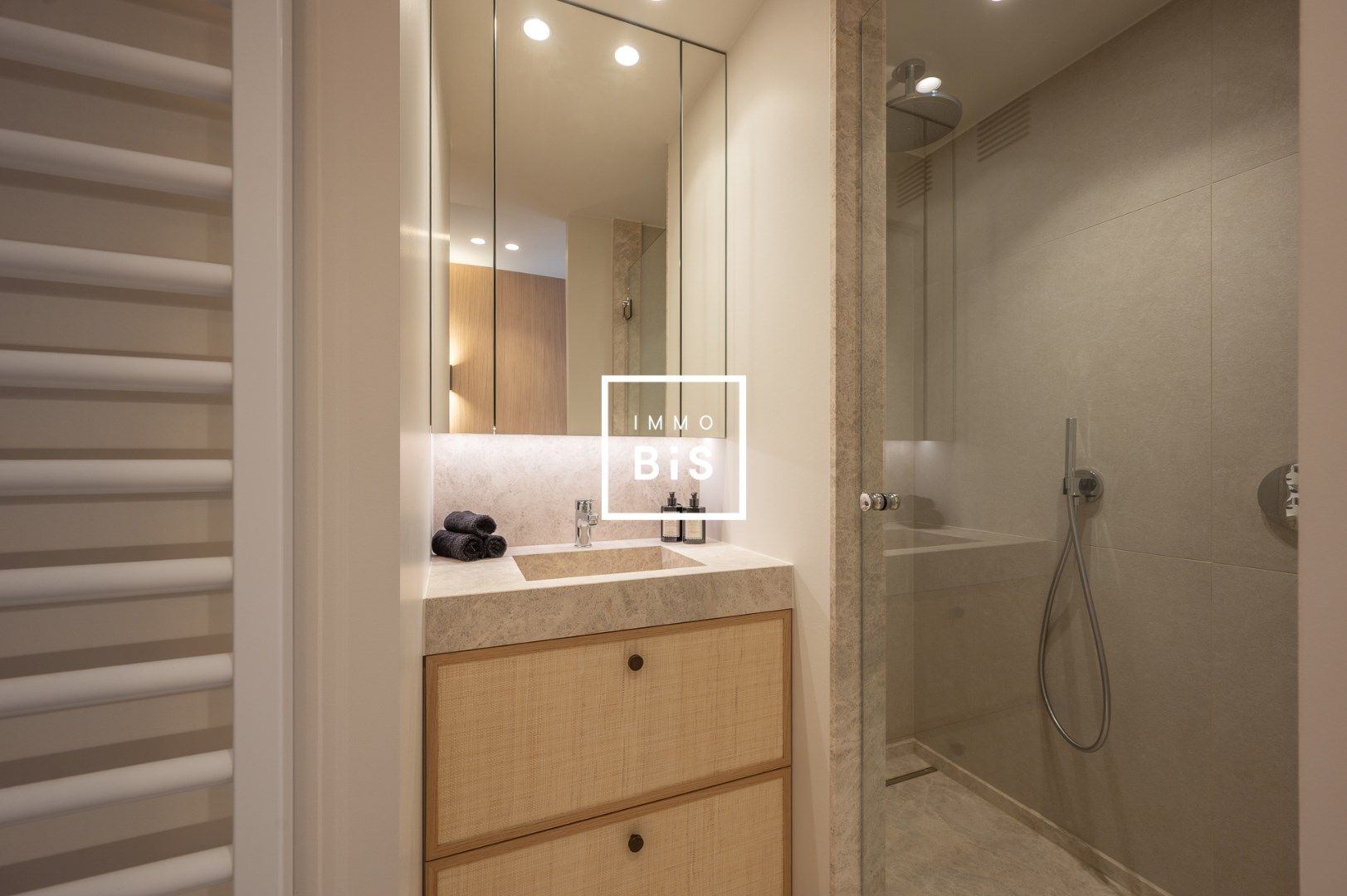 Luxueus gerenoveerd appartement centraal gelegen op enkele stappen van de zeedijk foto 22