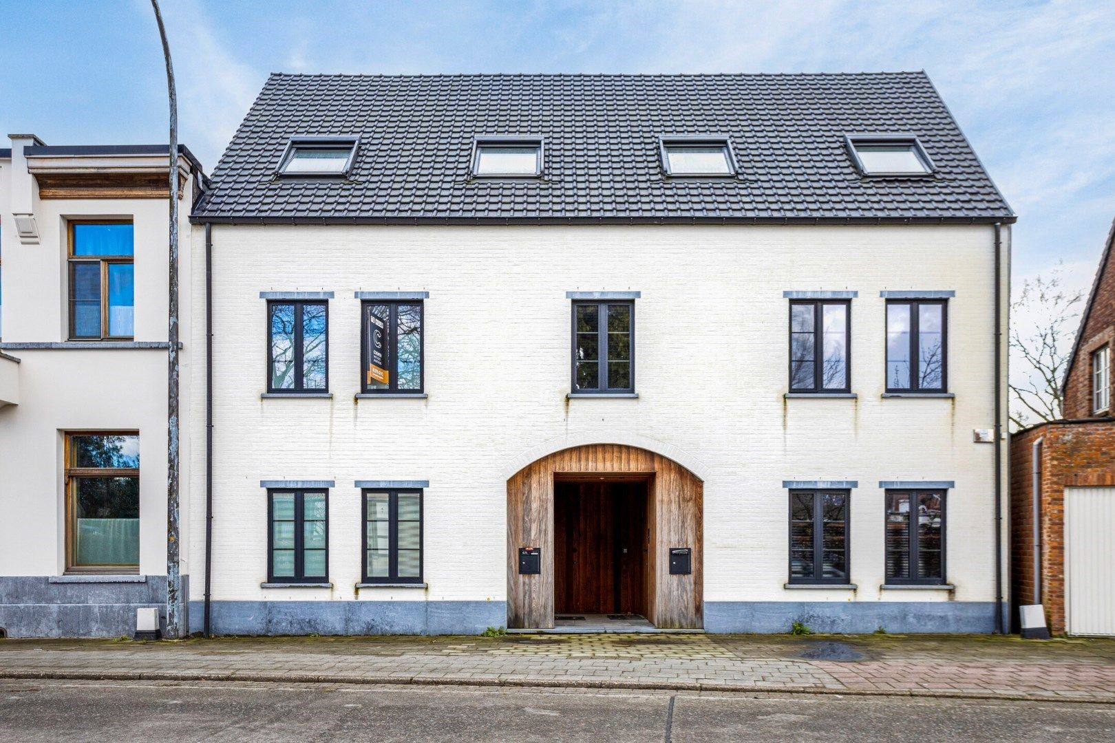 Prachtig gerenoveerde woning met 3 slaapkamers, 2 badkamers en een bewoonbare oppervlakte van 130m² foto {{pictureIndex}}