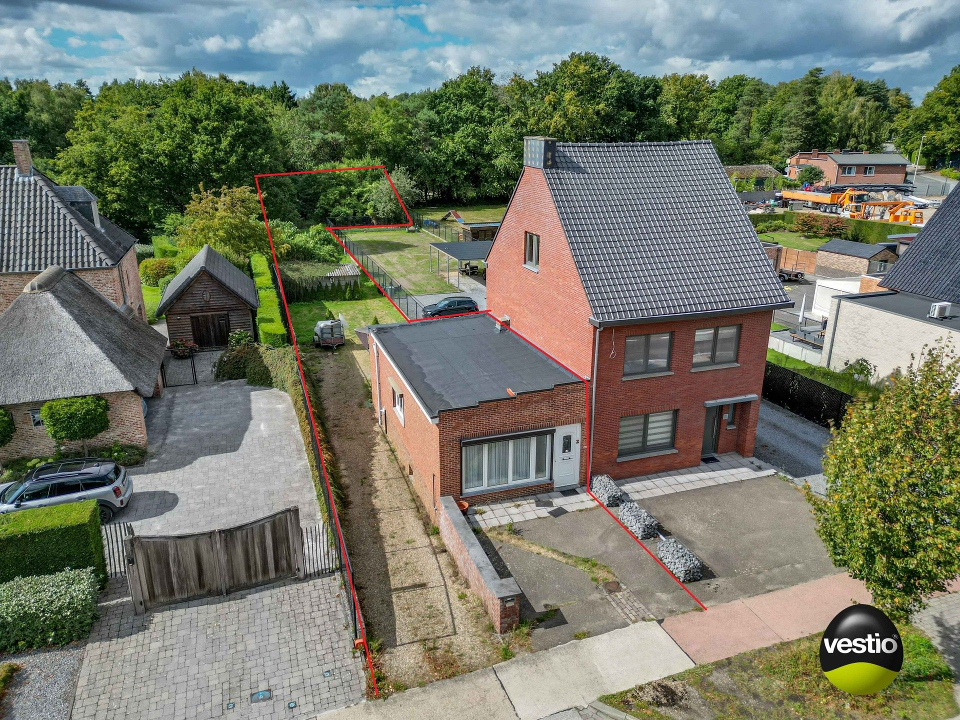 Hoofdfoto van de publicatie: GELIJKVLOERSE WONING OP 10,61 ARE