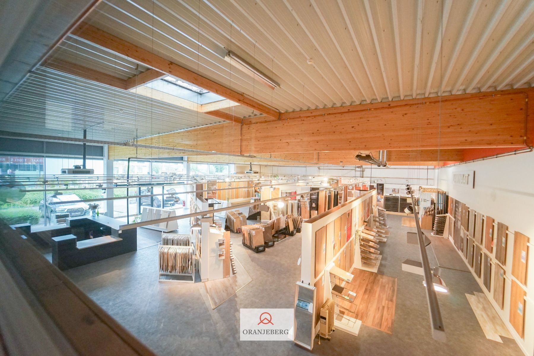 In de schaduw van de IKEA: winkel-magazijn van 750 m² +P! foto 2