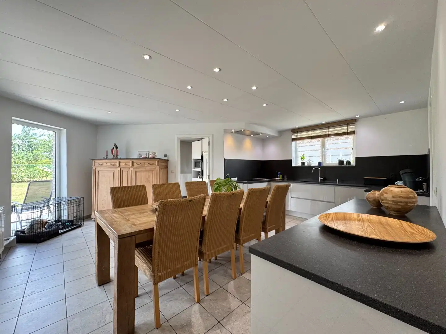 een ruim woonhuis op en met grond foto 4