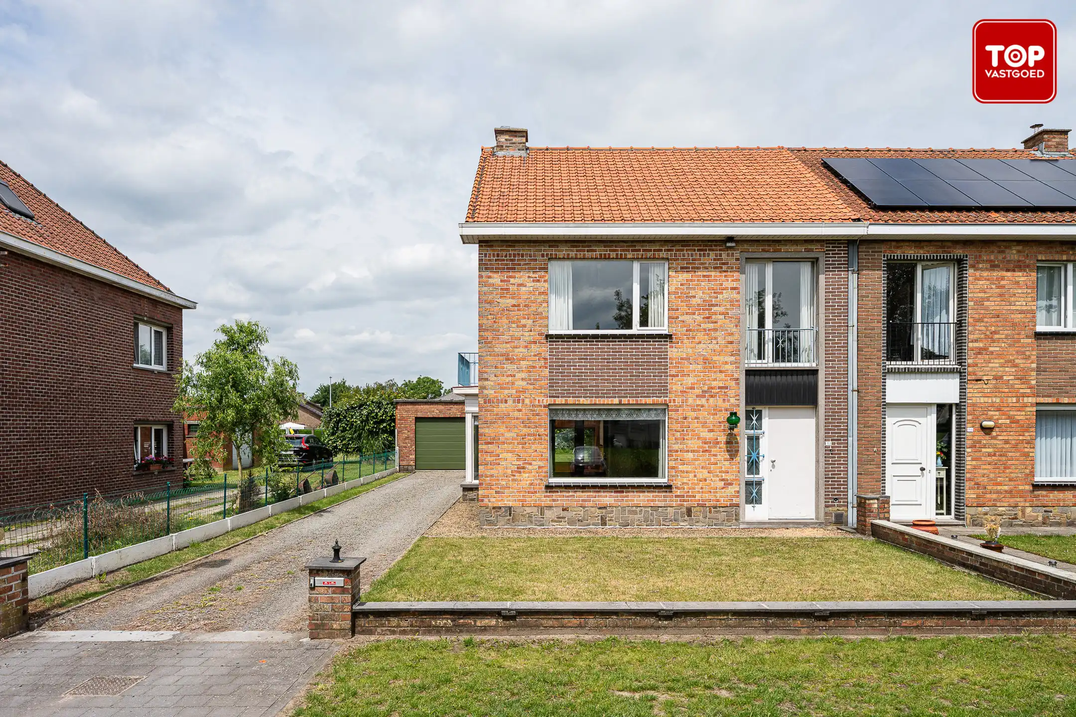 Hoofdfoto van de publicatie: Halfopen bebouwing met 3 slaapkamers, zonnige tuin en garage 