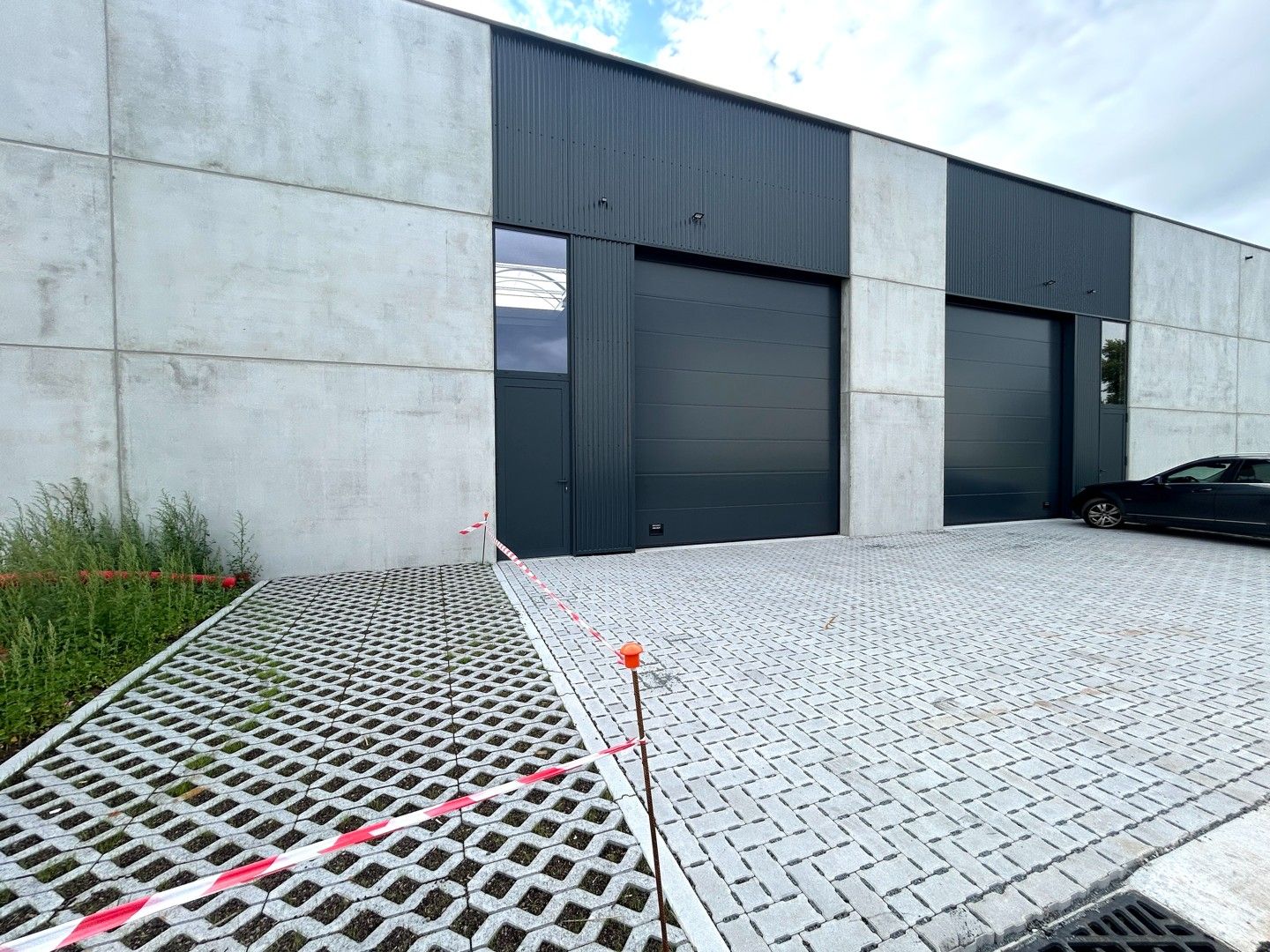 UItzonderlijke voorwaarden, uitstekend gelegen nieuwbouw KMO-unit te Pittem! foto {{pictureIndex}}