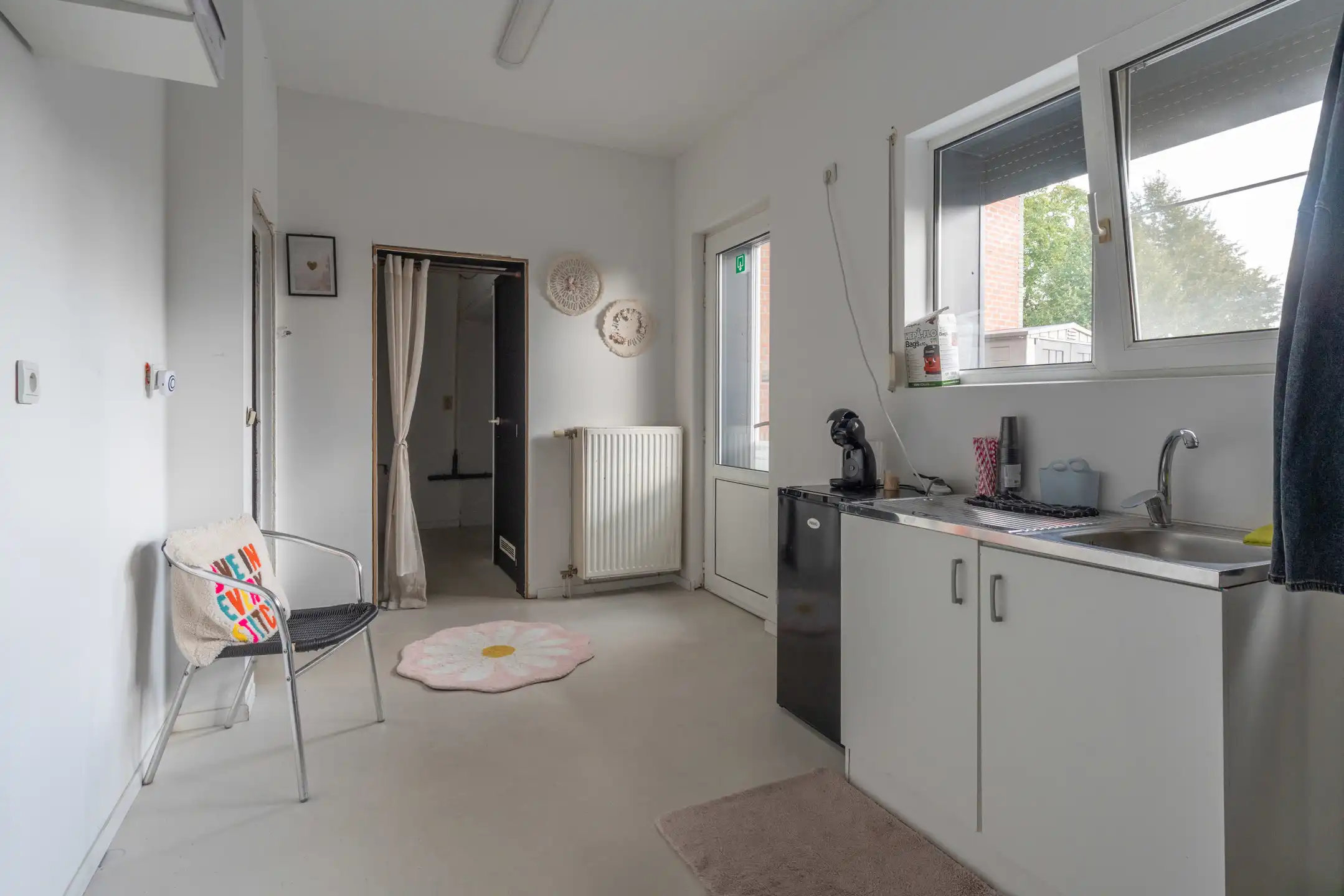Voormalige winkel met garage, mogelijkheid tot 3 slpk woning foto 10