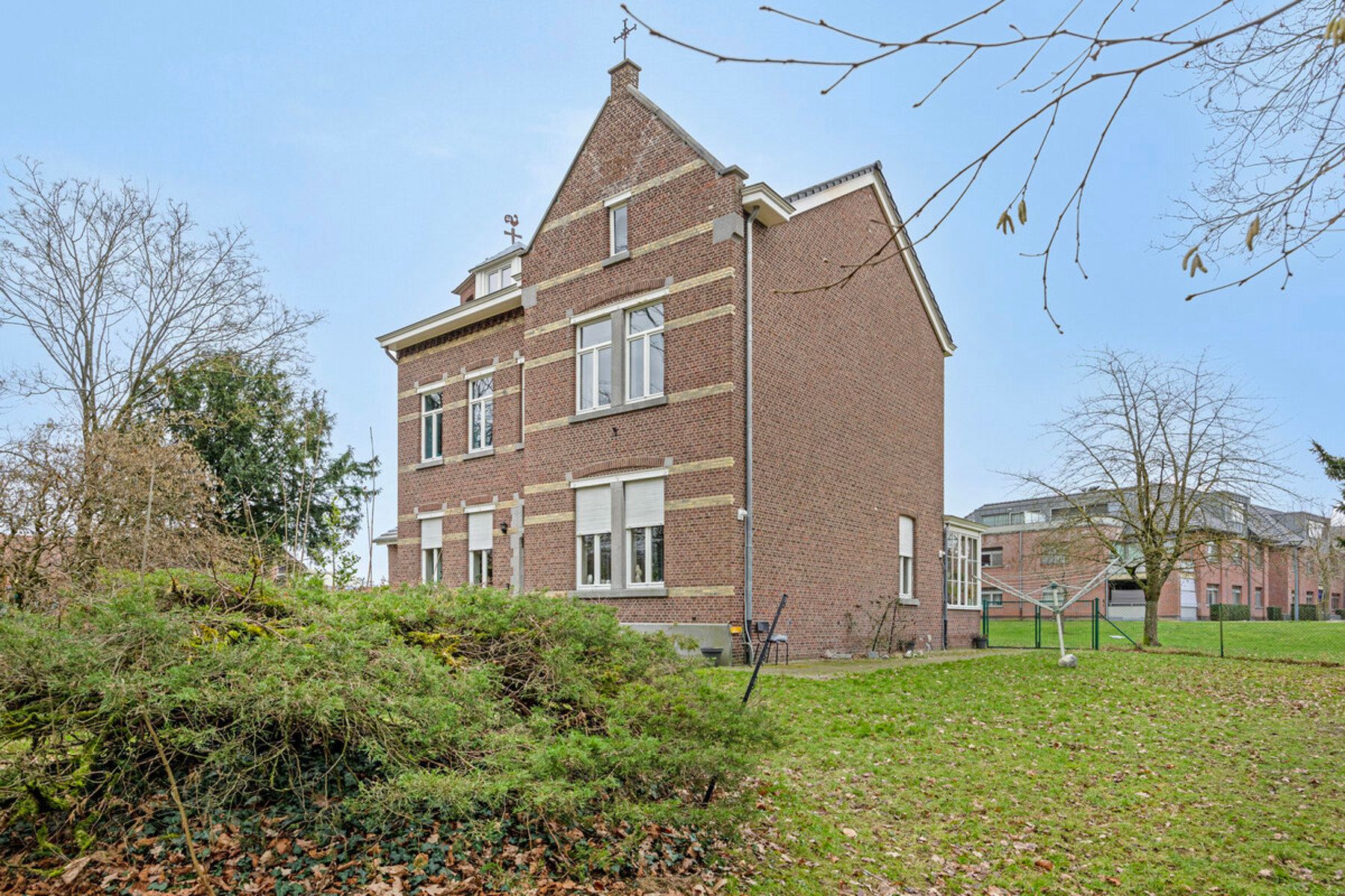 Authentieke pastorie, stijlvol gerenoveerd met comfort foto 2