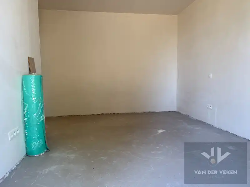 Ruime en volledig afgewerkte half open BEN-woning met 3 slaapkamers te bewonderen in het gezellige Kermt foto 10