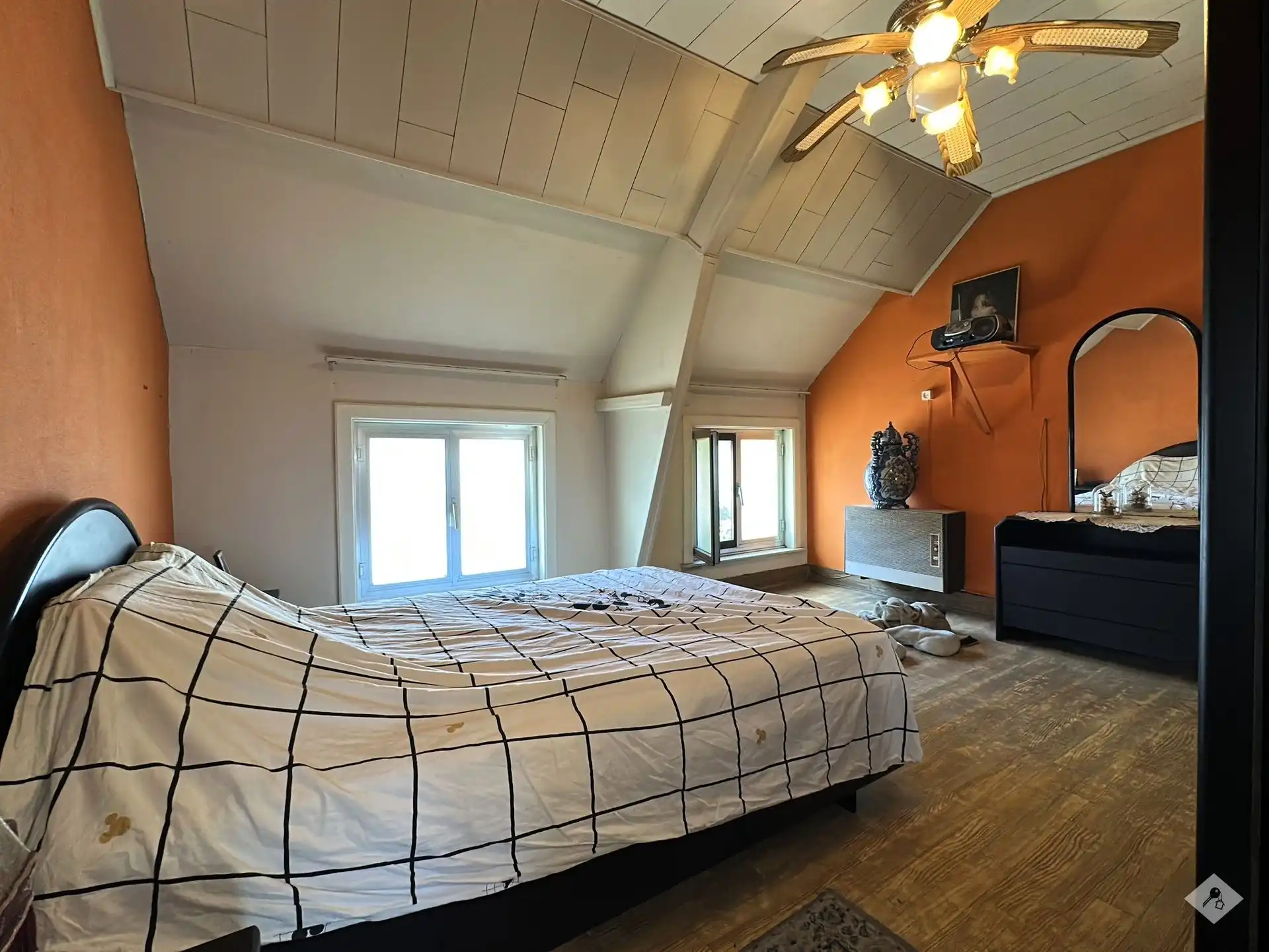 Ruime woning met drie slaapkamers, garage en grote tuin foto 13