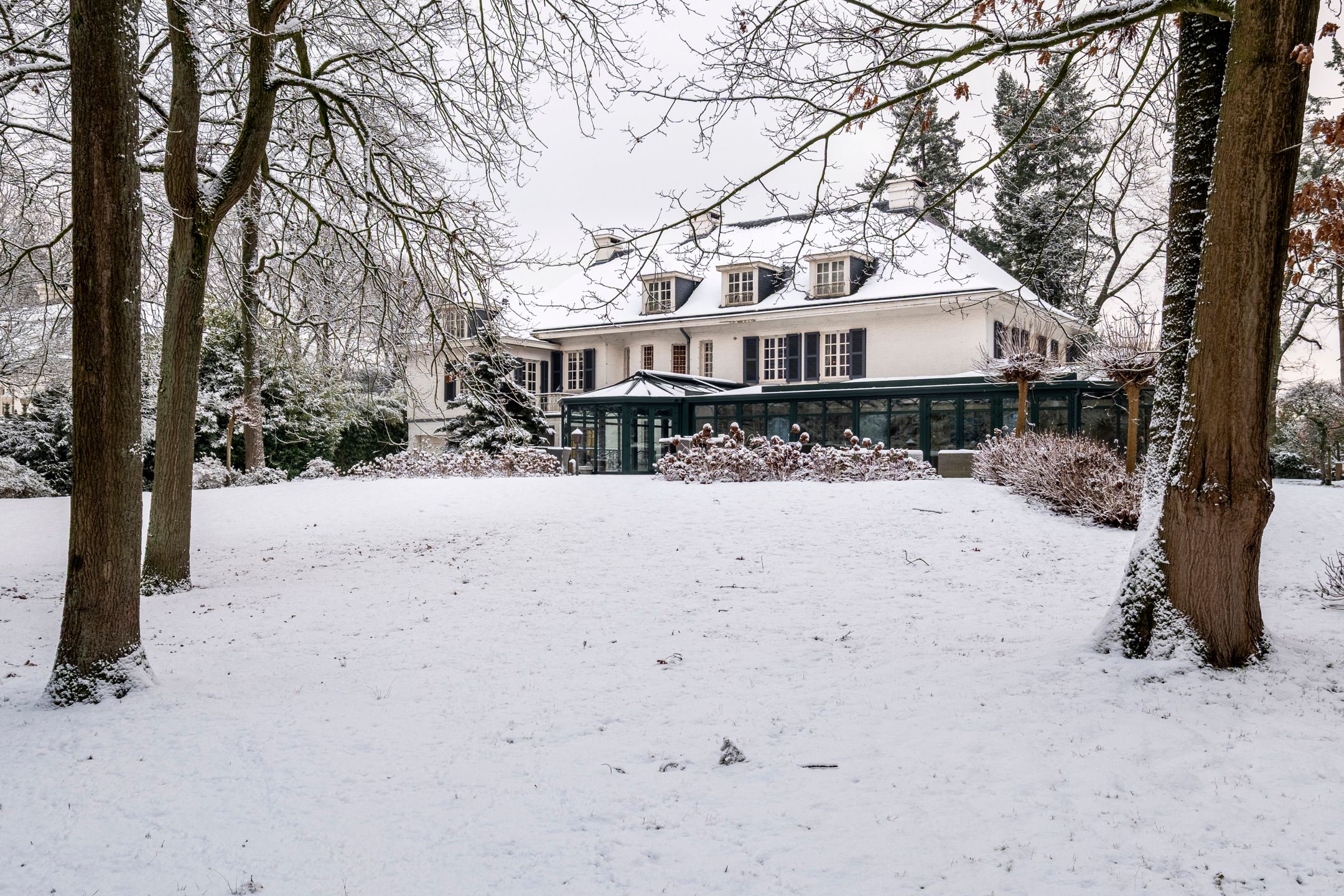 Villa met binnenzwembad en conciërgerie op riant perceel foto {{pictureIndex}}