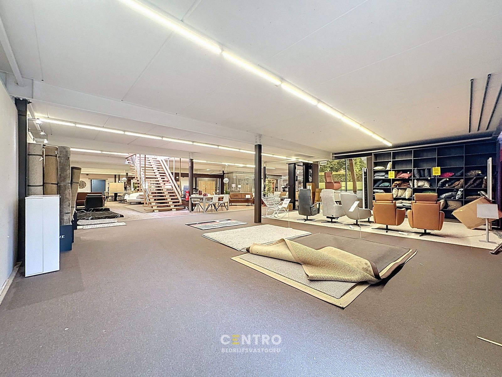 instapklare BAANWINKEL/HANDELSPAND met ruime, private parkeergelegenheid voor de deur. Grondopp.: 3.961m² foto 5