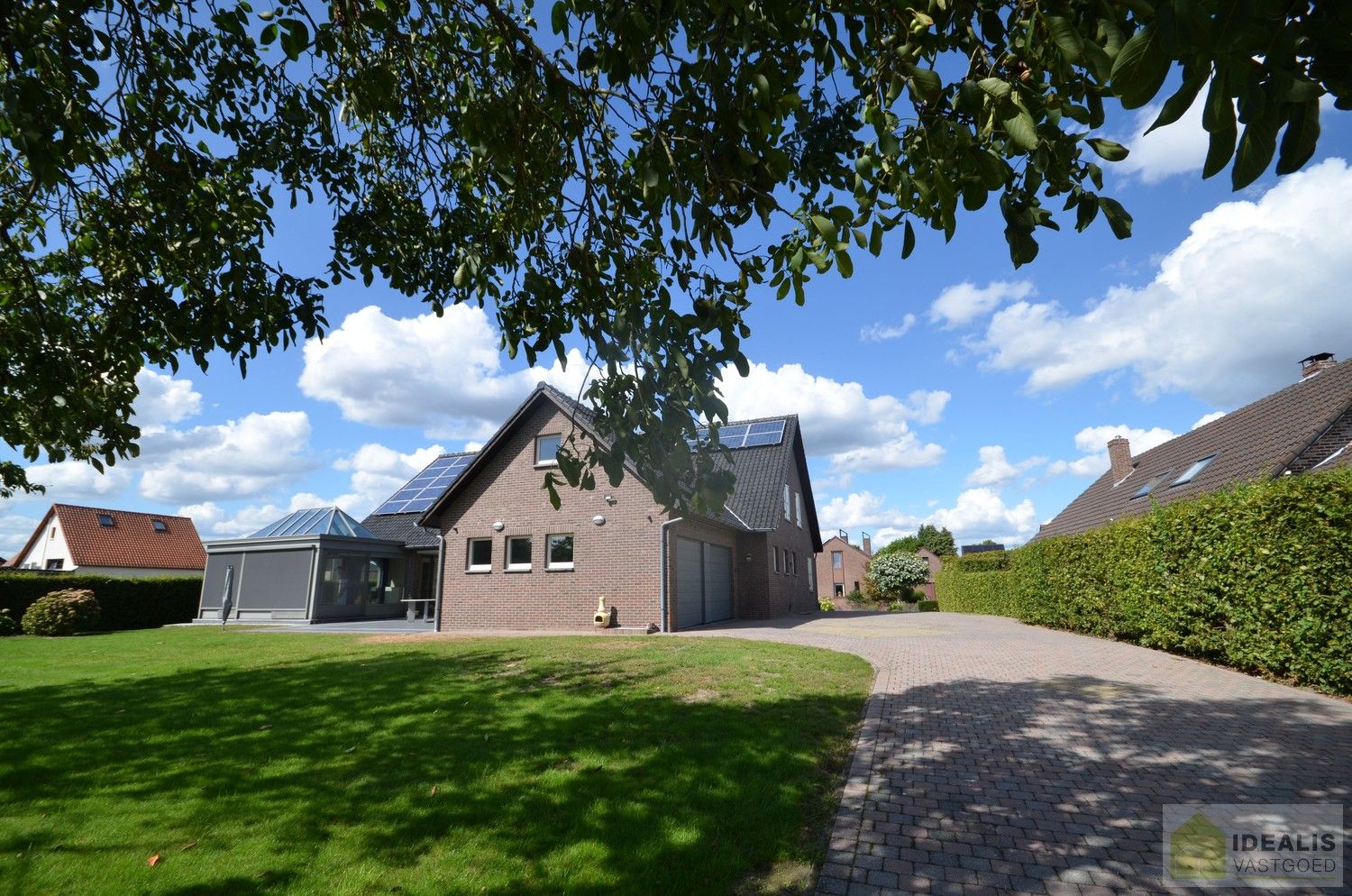 IDEALIS VASTGOED – Charmante, instapklare woning in een groene, rustige omgeving in hartje Hechtel (Hechtel-Eksel) met +-370m² bewoonbare oppervlakte! Deze gezellige woning biedt een aangename leefruimte, maar liefst 5 slaapkamers, 2 badkamers, een praktische indeling én een ruime tuin waar je volop kan genieten van het uitzicht. Het pand bevindt zich op een mooi breed perceel en is ideaal voor wie houdt van rust en privacy, maar toch een vlotte verbinding wenst naar omliggende gemeenten en steden. foto 4