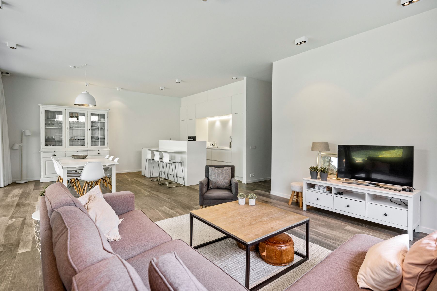 Luxe gelijkvloersapp. met ondergrondse parking en tuin. foto 14