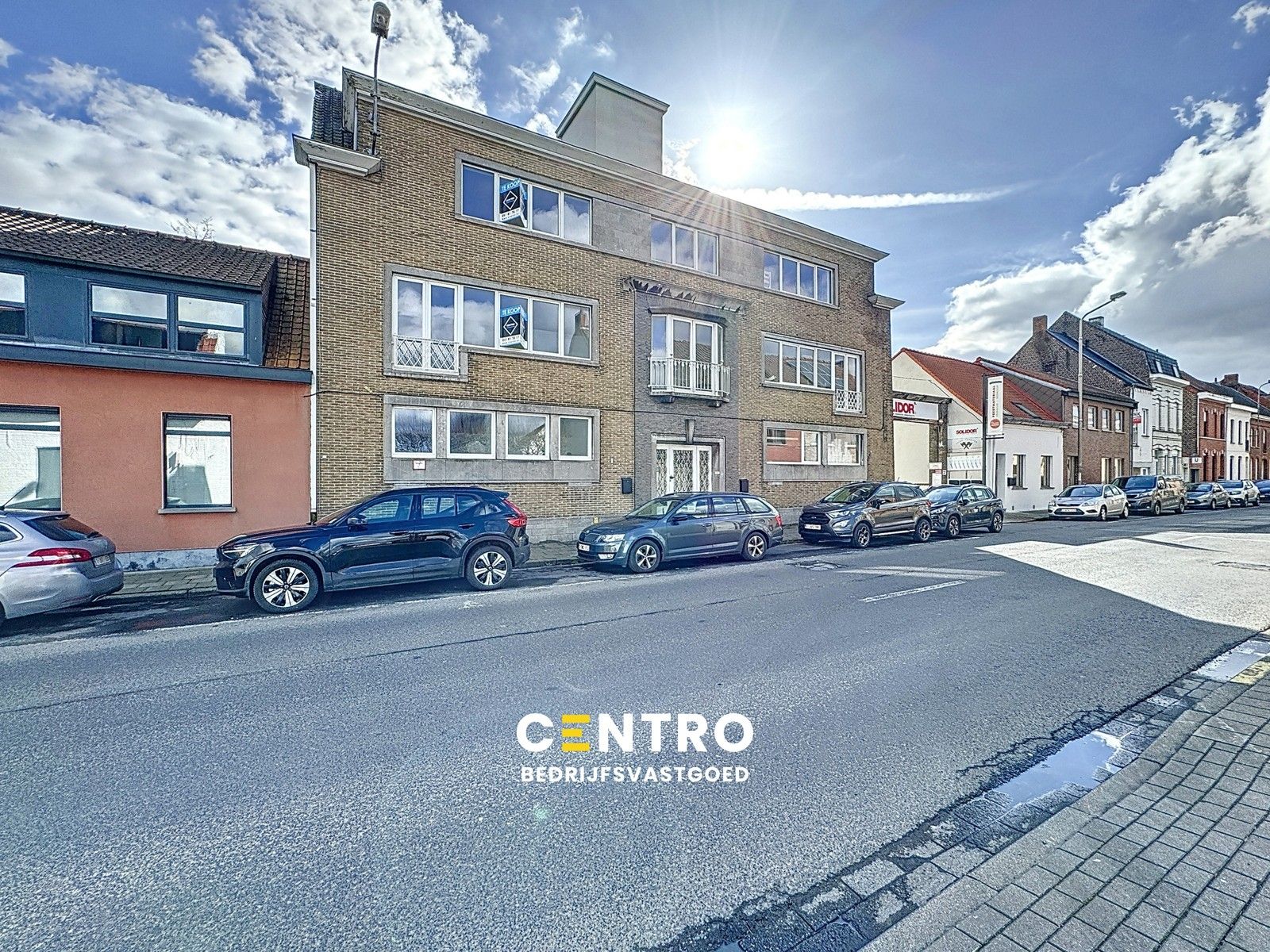 Opbrengsteigendom (Handelsgelijkvloers + 2 appartementen + 3 garages) te Lauwe! foto {{pictureIndex}}