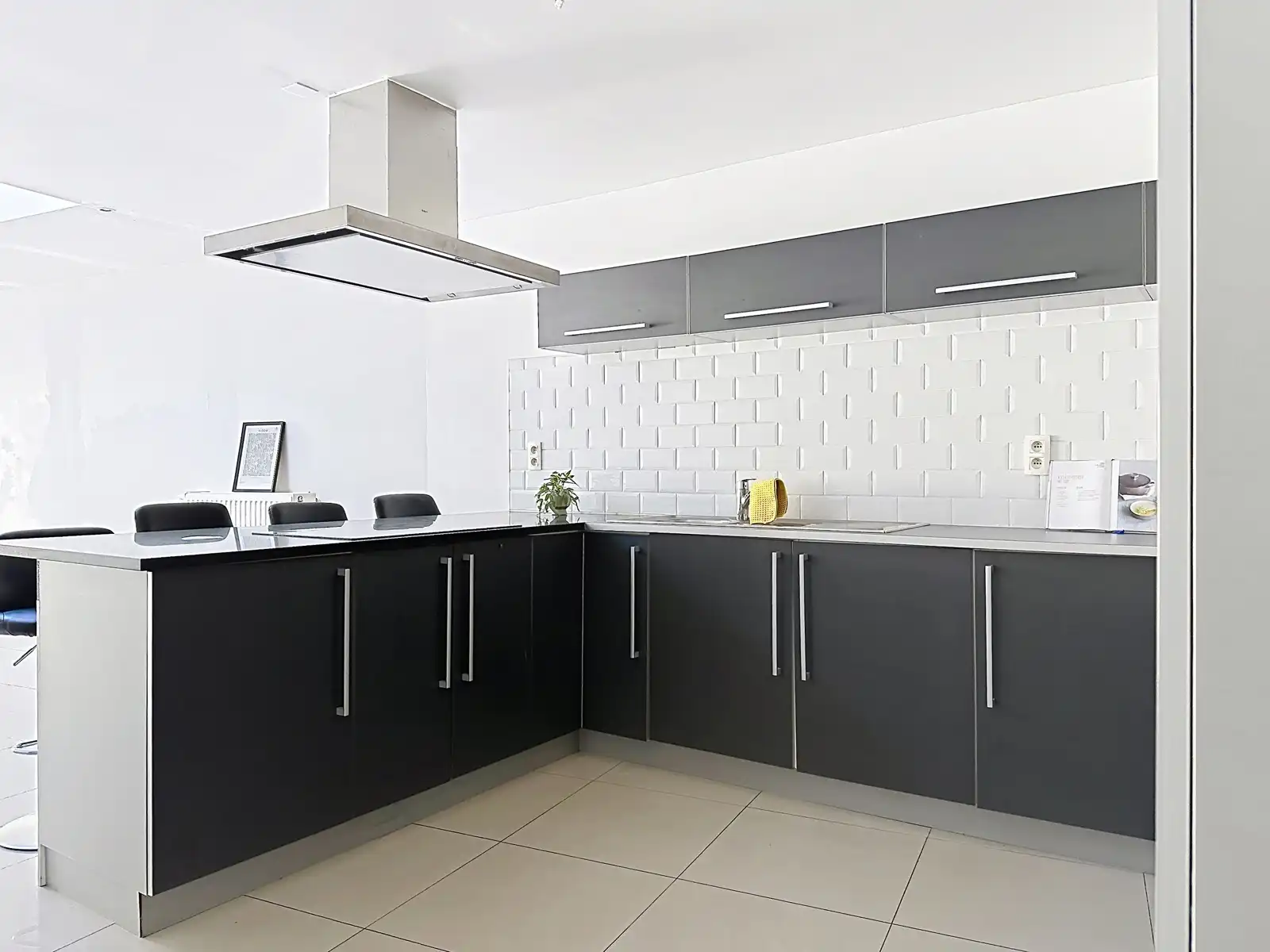 Instapklare, gerenoveerde woning met gezellige koer in hartje Niel! foto 9