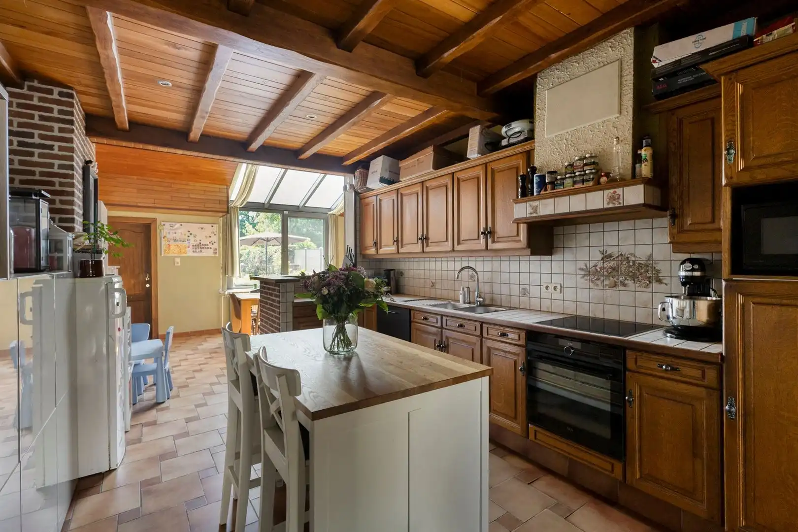 HOB met 3 slaapkamers, veel ruimte en licht, een dieplopende tuin en veel potentieel foto 9
