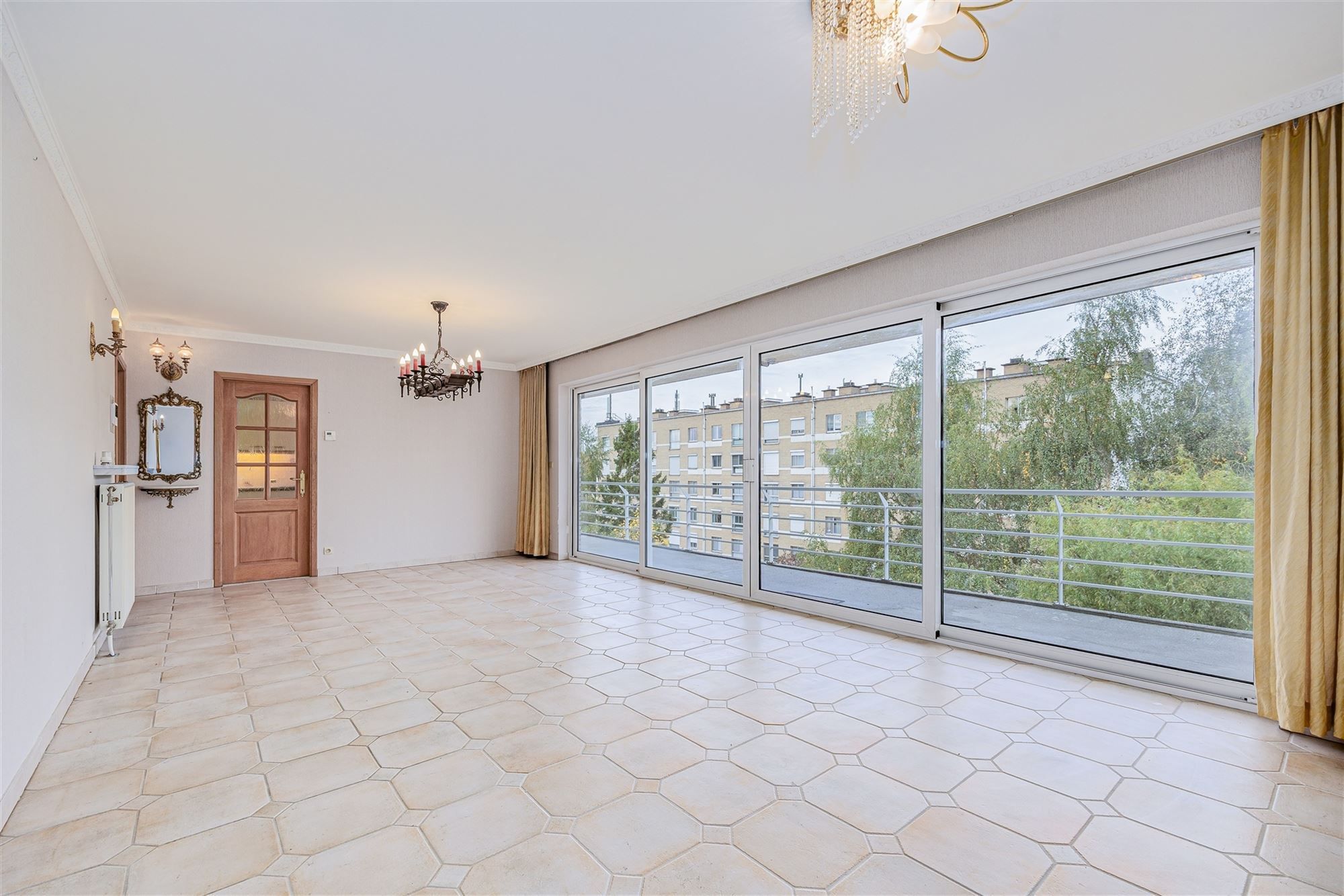 Ruim 2 slpk appartement, terras en P te Hoboken foto 4