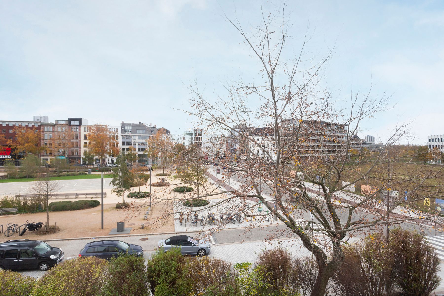 Gerenoveerd bemeubeld appartement met terras aan het Zuidpark foto 8