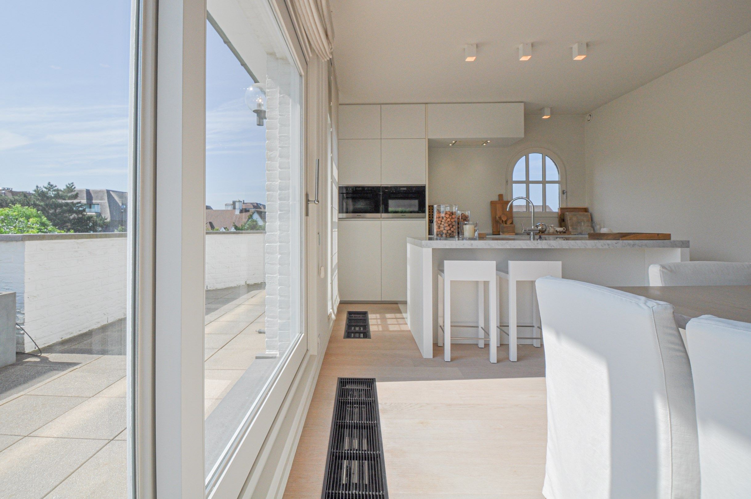 Subliem hoekappartement met ruime terrassen gelegen in het prestigieuze domein Tennis Garden. foto 9