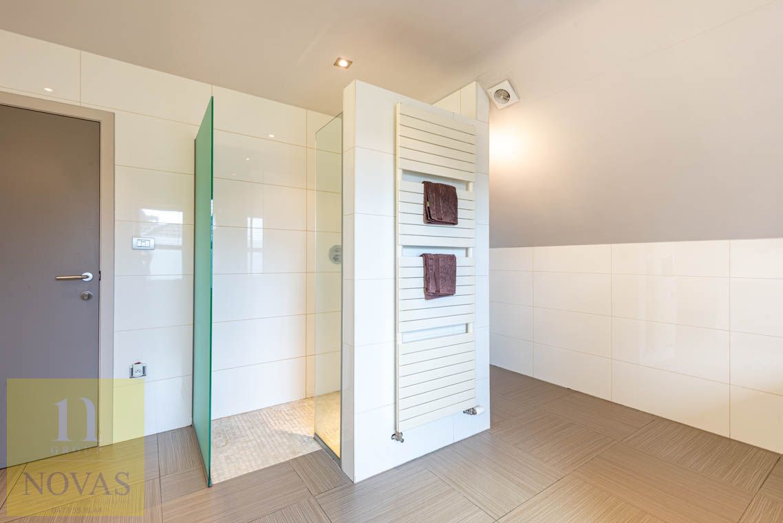 Ruime instapklare woning met 4 tot 5 slaapkamers, zonnepanelen, airco, inpandige garage en buitenstaanplaatsen foto 22