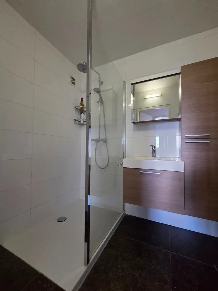 Volledig gerenoveerd tweeslaapkamer appartement inclusief garagebox en terras op toplocatie! foto 8