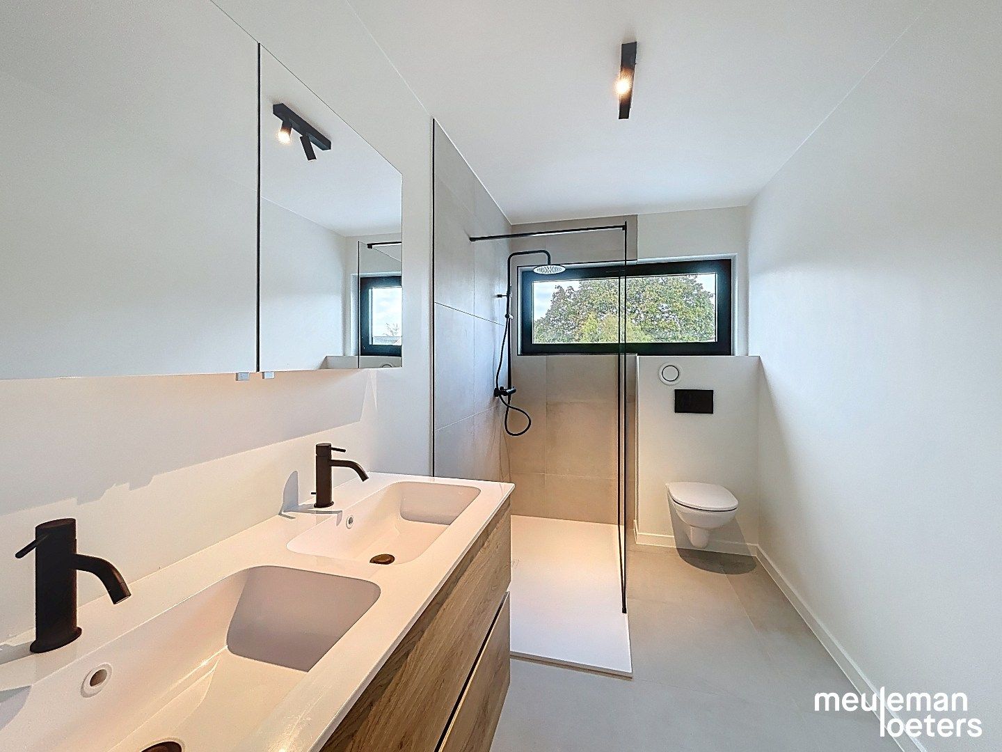 Instapklare woning met tuin en ruime garage foto 11