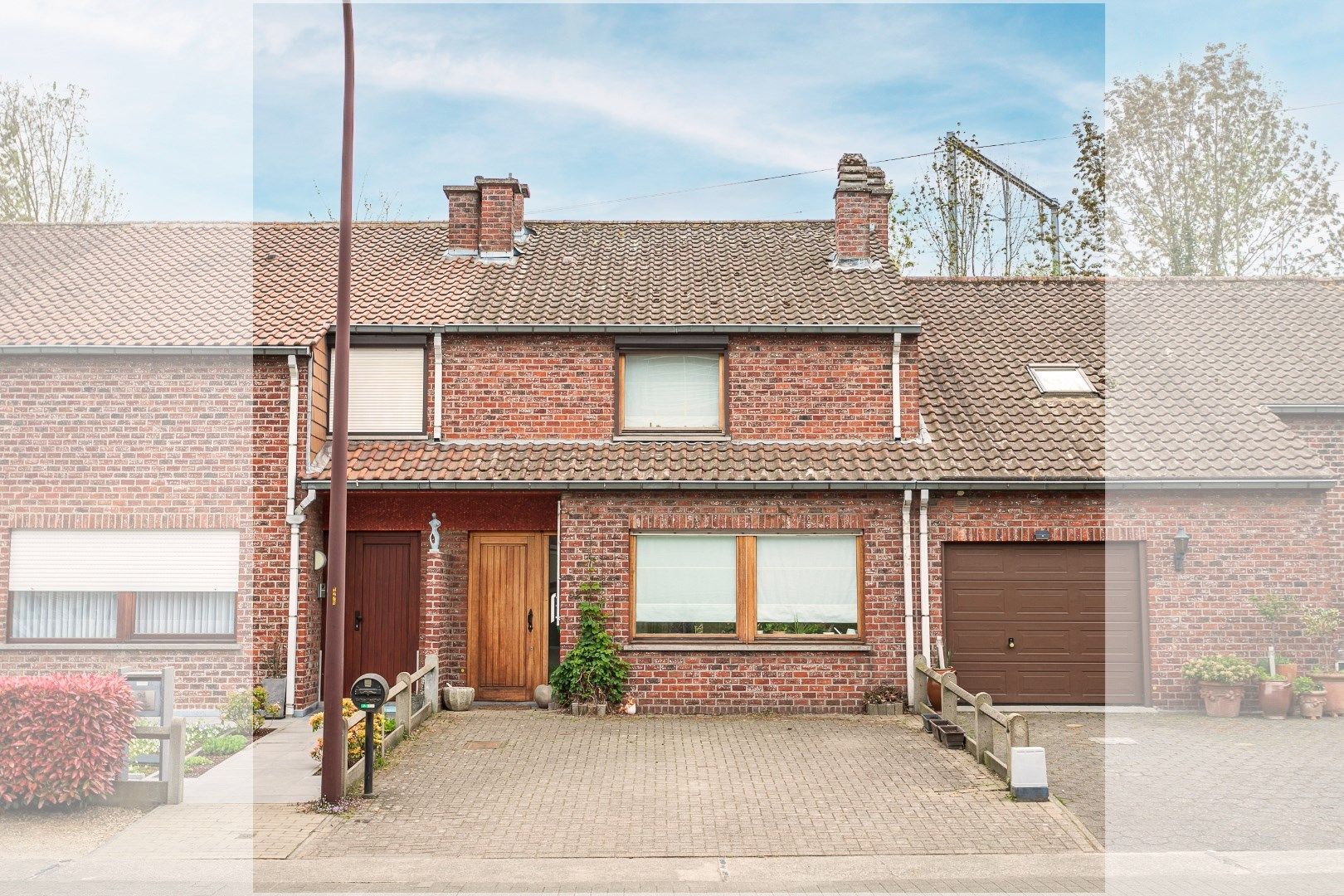 Instapklare woning met 3 slaapkamers, tuin en garage te Huizingen foto {{pictureIndex}}