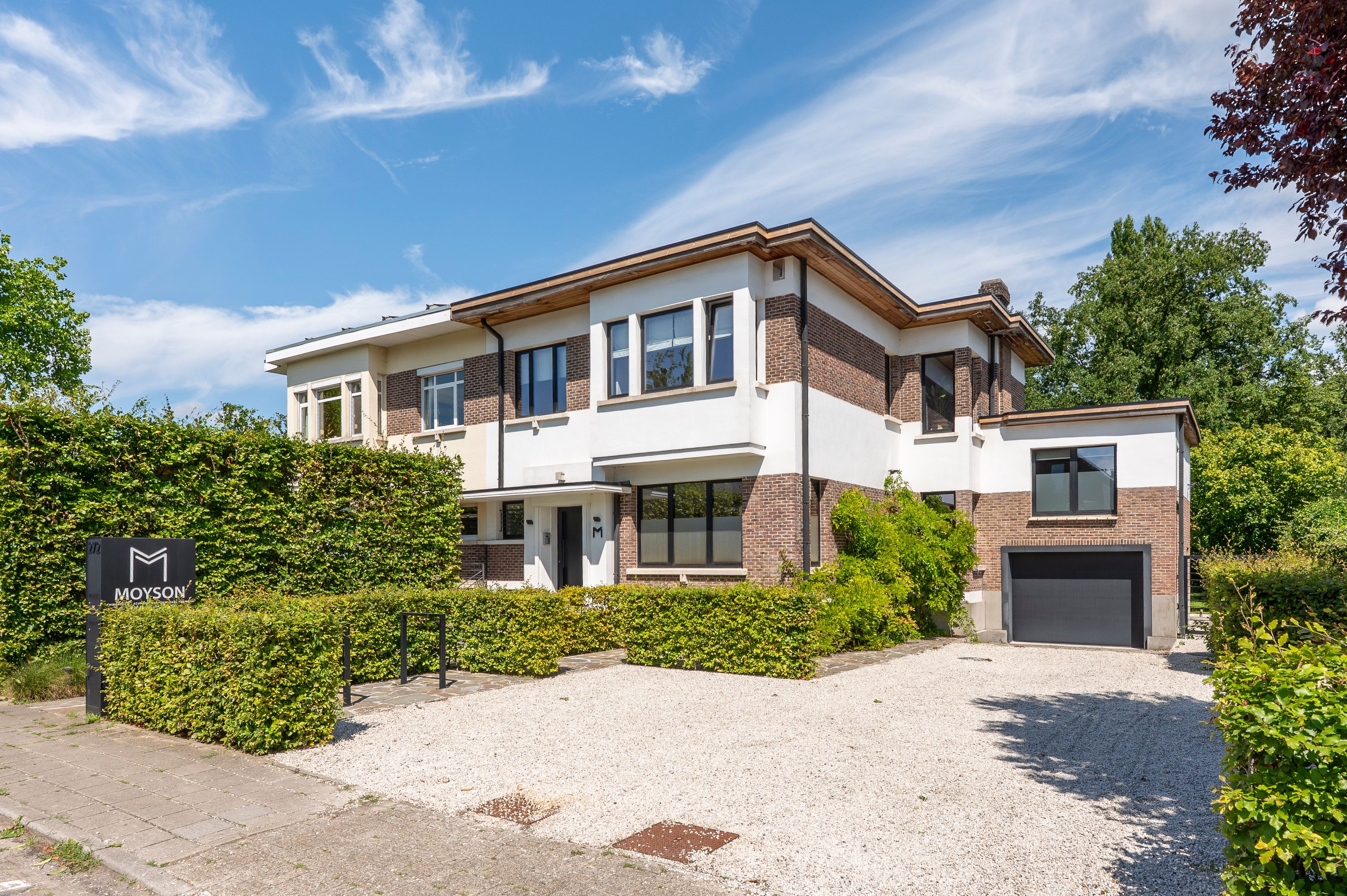 Exclusief en karaktervol appartement mét terras te huur in Brasschaat! foto {{pictureIndex}}