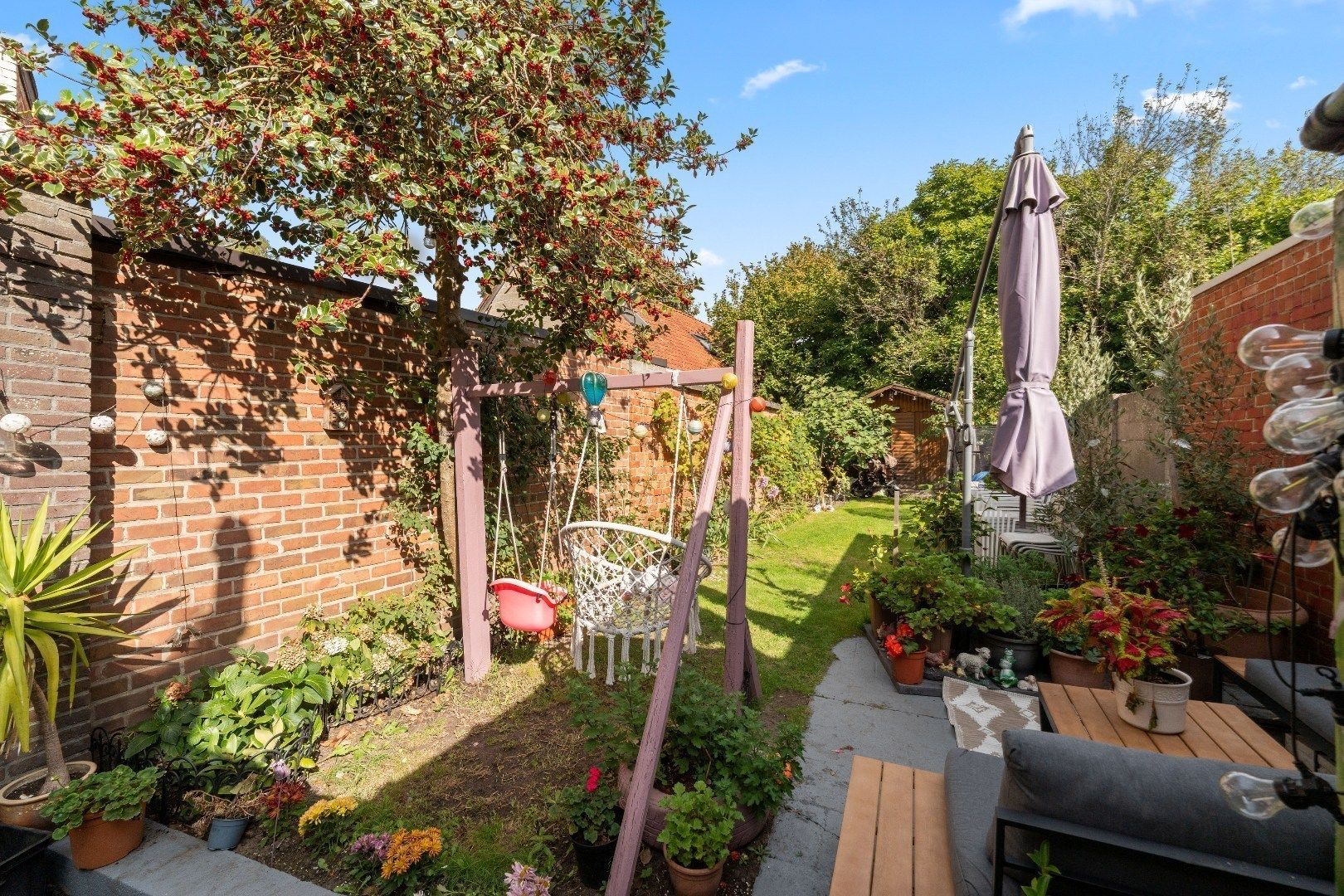 Op te frissen rijwoning met tuin foto 11