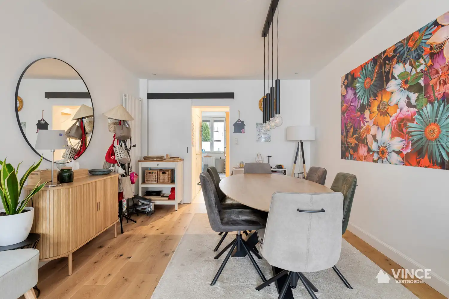 Volledig gerenoveerde en instapklare woning met terras foto 3