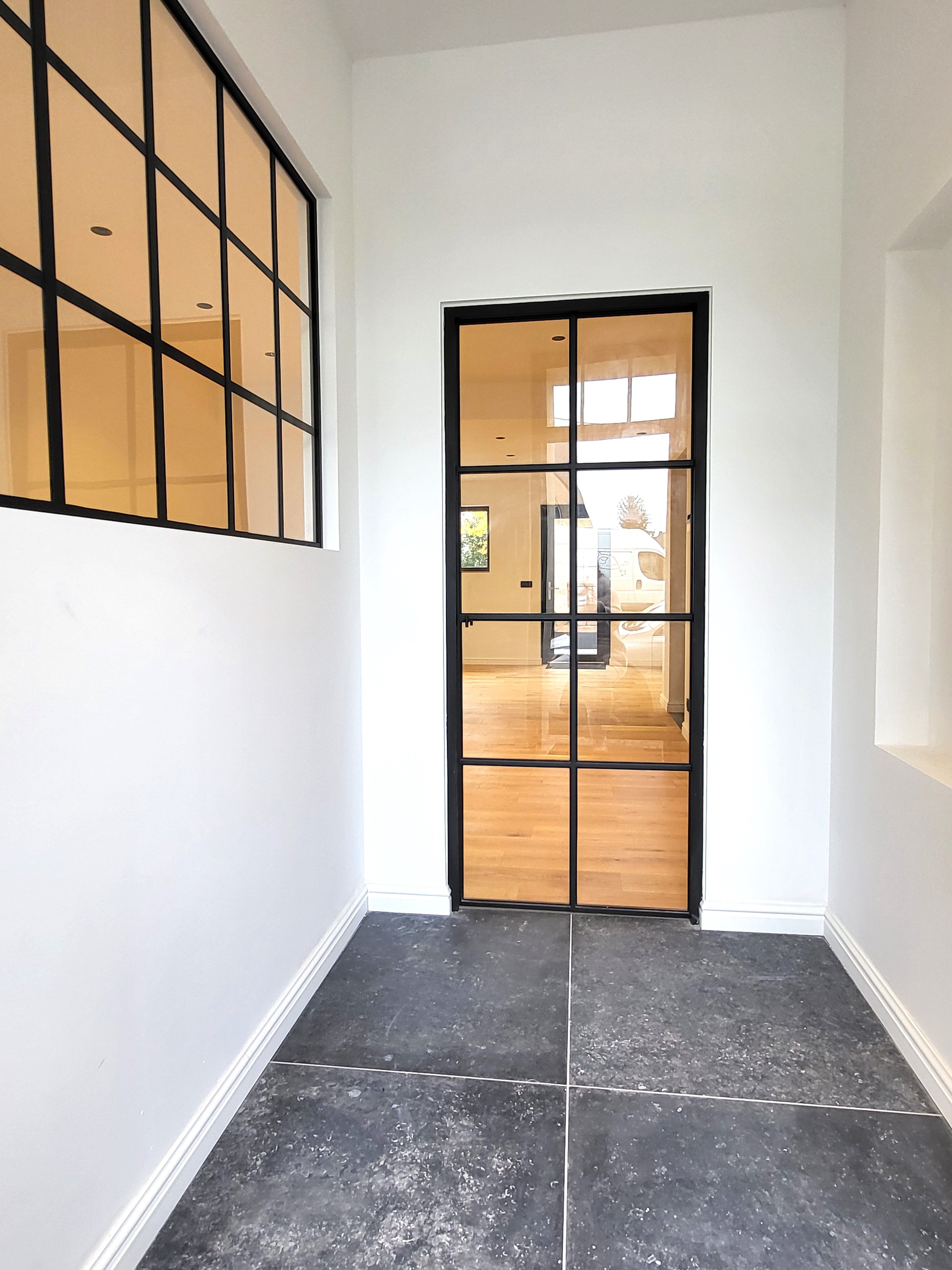 Deze volledig totaal gerenoveerde woning (2024–2025) combineert hedendaags comfort met een hoogwaardige afwerking en biedt maar liefst 5 ruime slaapkamers.  foto 6