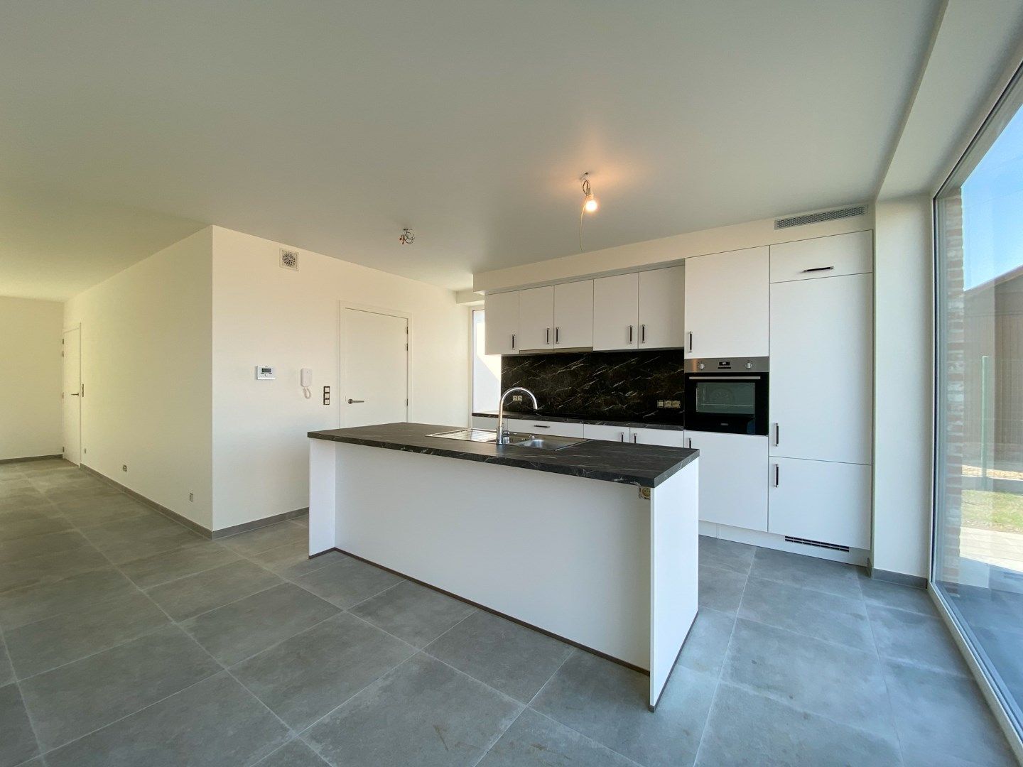 Prachtige nieuwbouwwoning met 3 slaapkamers, carport en tuin met tuinberging. foto 6