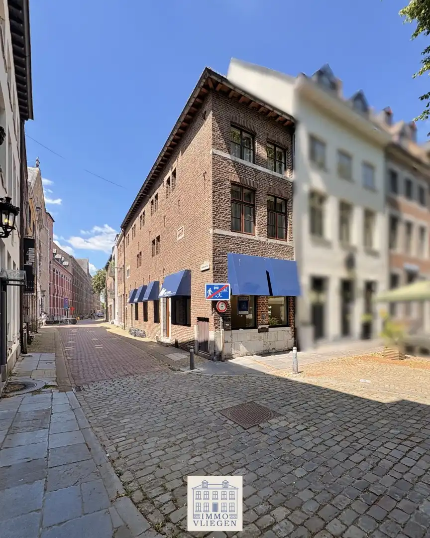 Karaktervol gelijkvloers handelspand aan de markt van Maaseik foto {{pictureIndex}}