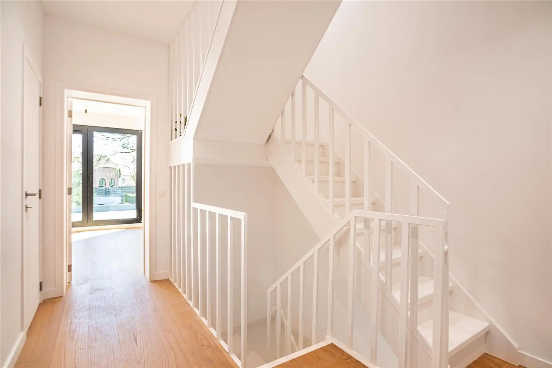 Stijlvol gerenoveerde woning met ZO-tuin in Hove foto 16