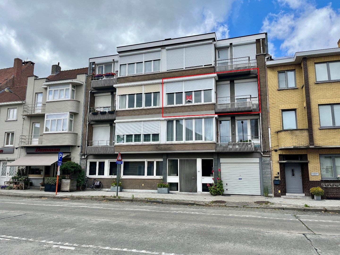 Lichtrijk appartement met garage  foto {{pictureIndex}}