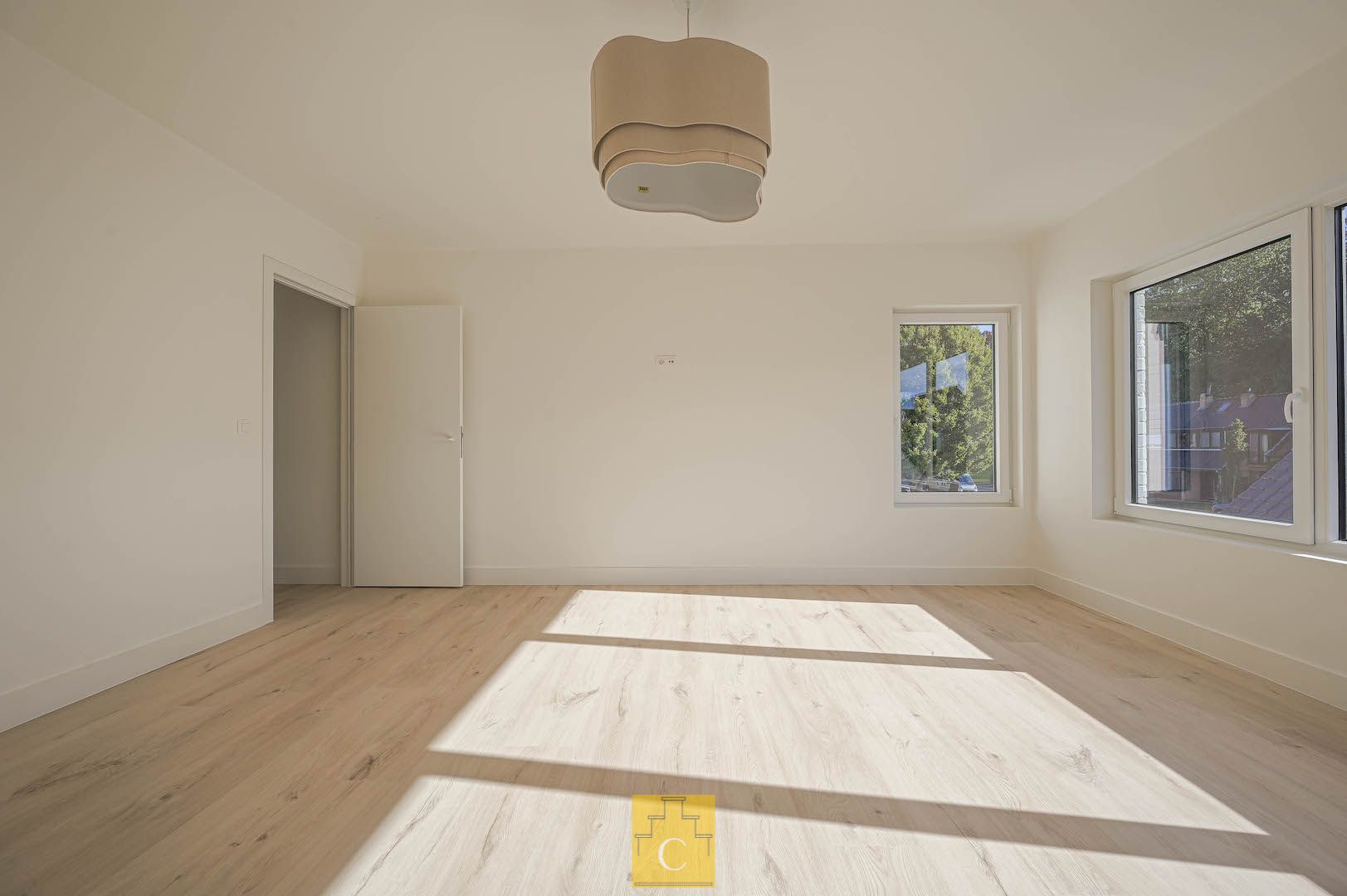 Zeer ruime en stijlvolle driegevelvilla met 3 a 4 slaapkamers, ruime garage van bijna 60m2, zonnepanelen en verzorgde tuin foto 16