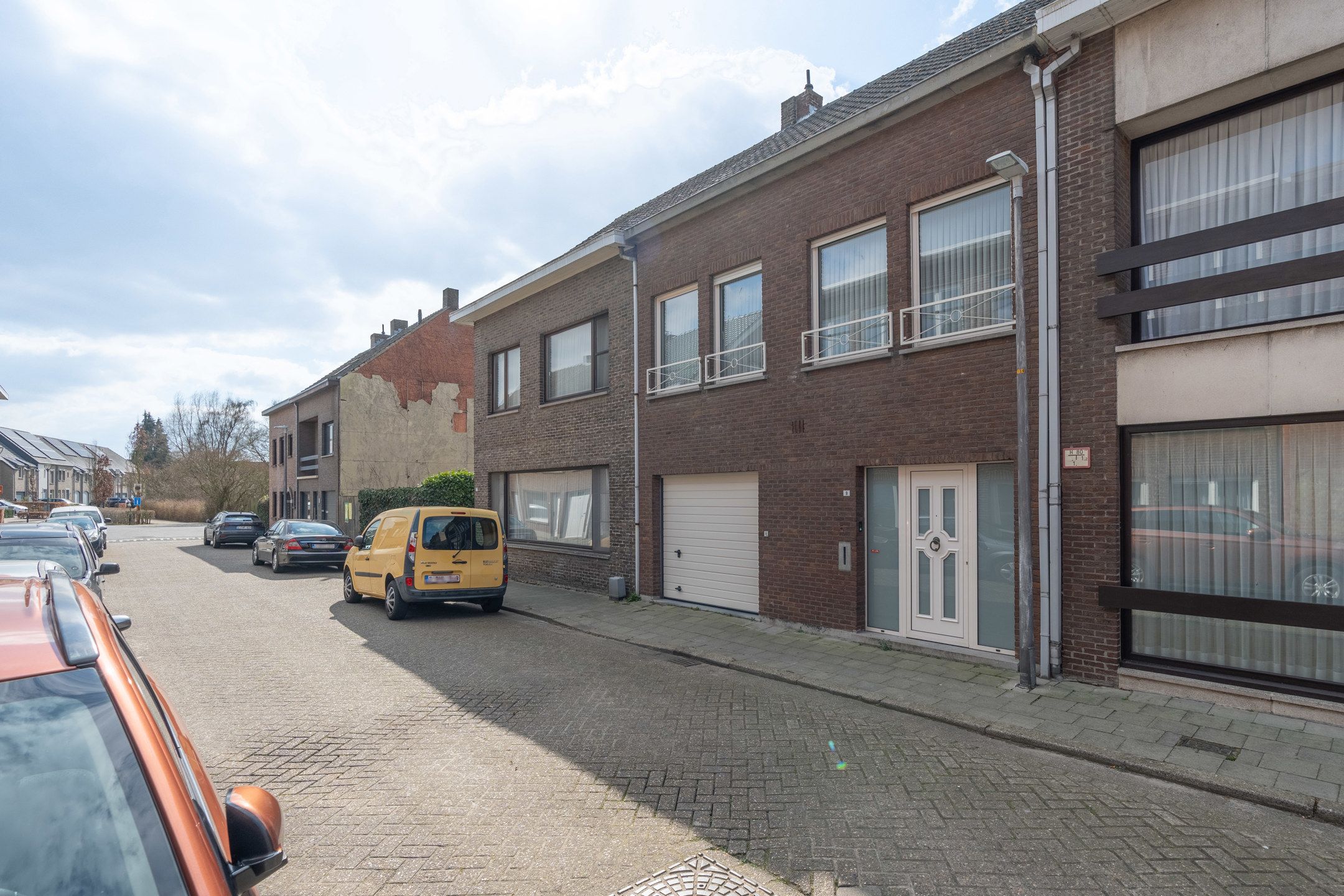 Instapklare gezinswoning met garage en tuintje te Turnhout. foto 2