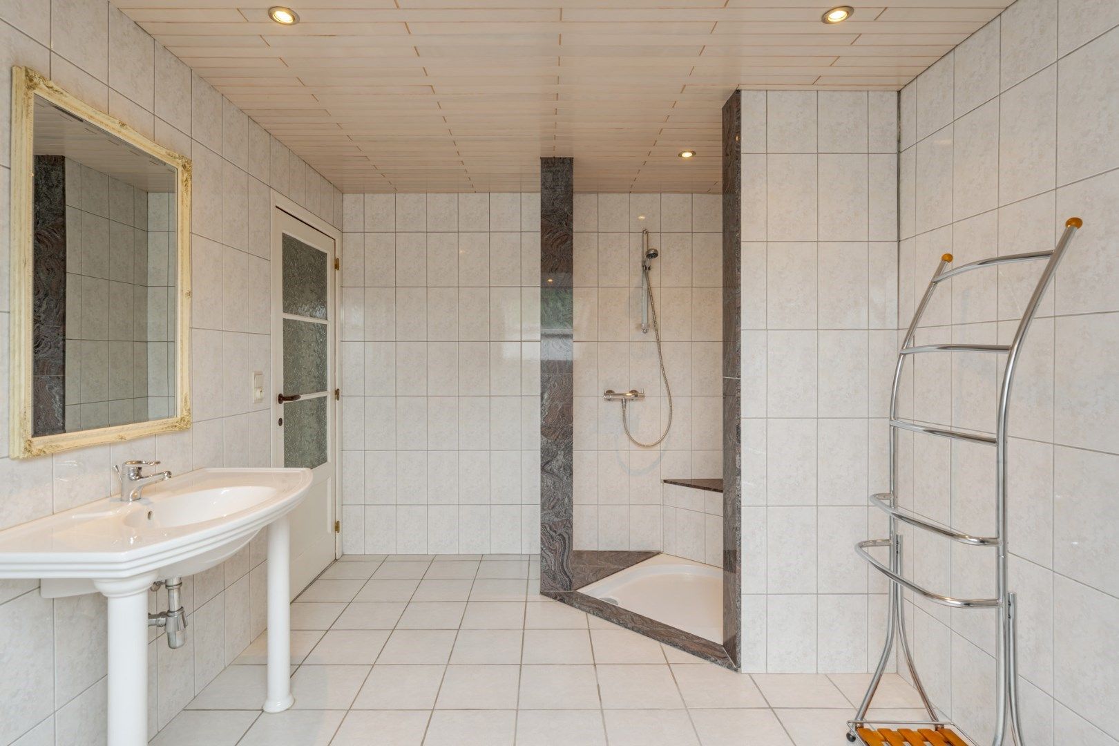 Verzorgde, op te frissen woning met 3 slaapkamers en uitbreidingsmogelijkheden, garage en tuin op 10a, vlak bij het centrum van Hoeselt foto 18