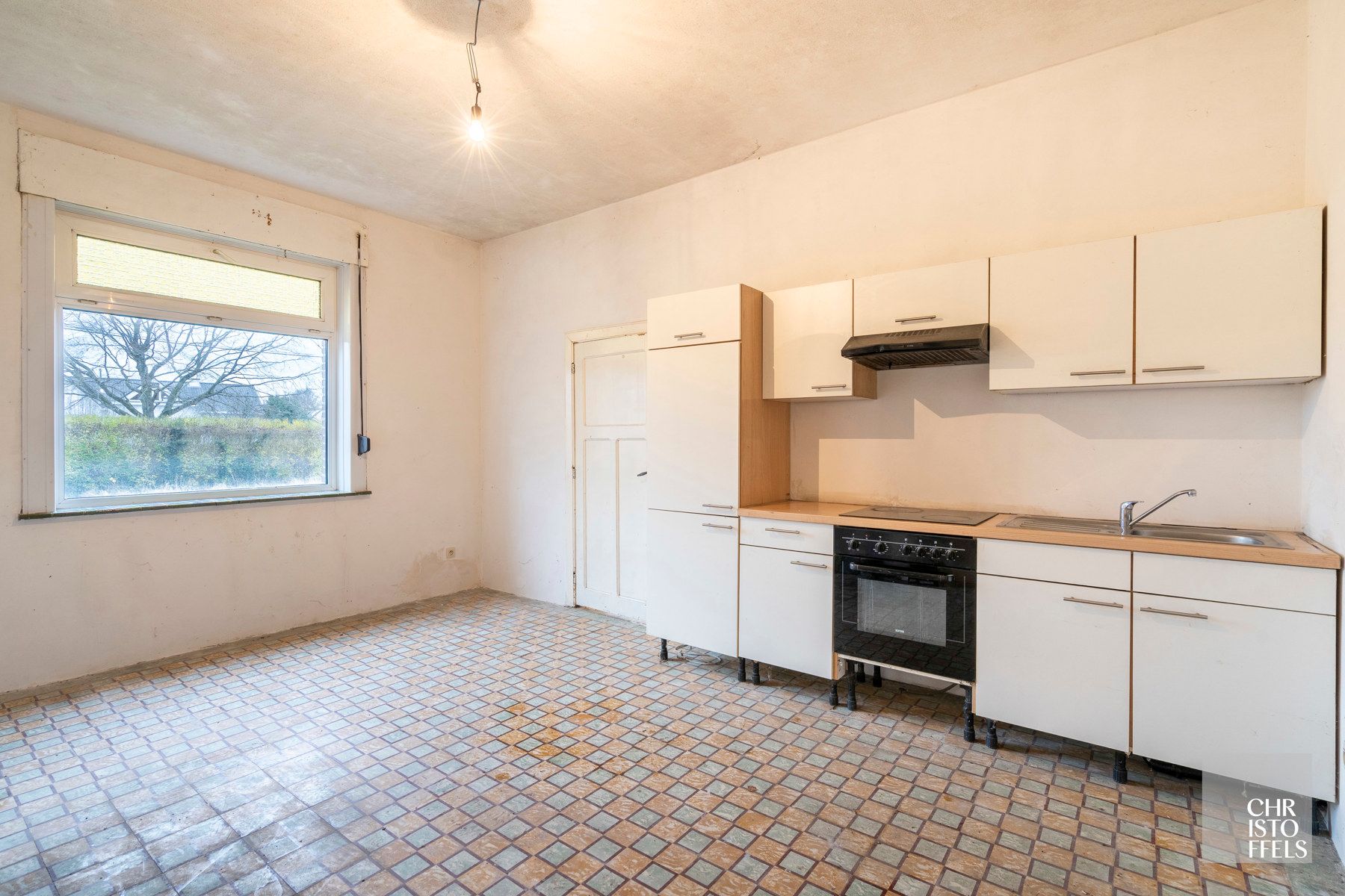 Op te knappen woning (157m²) op een ruim perceel van 1.451m²!  foto 3