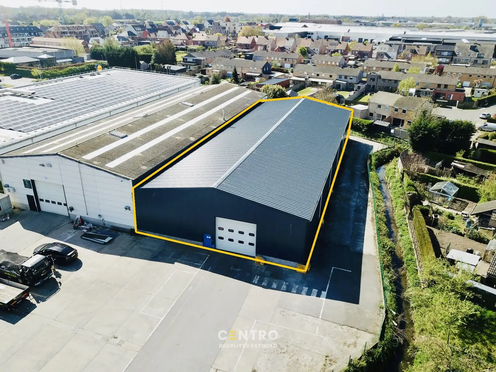 Geïsoleerd MAGAZIJN (1.000m²) te huur met mezzanine (85m² op industriezone te Zedelgem foto {{pictureIndex}}