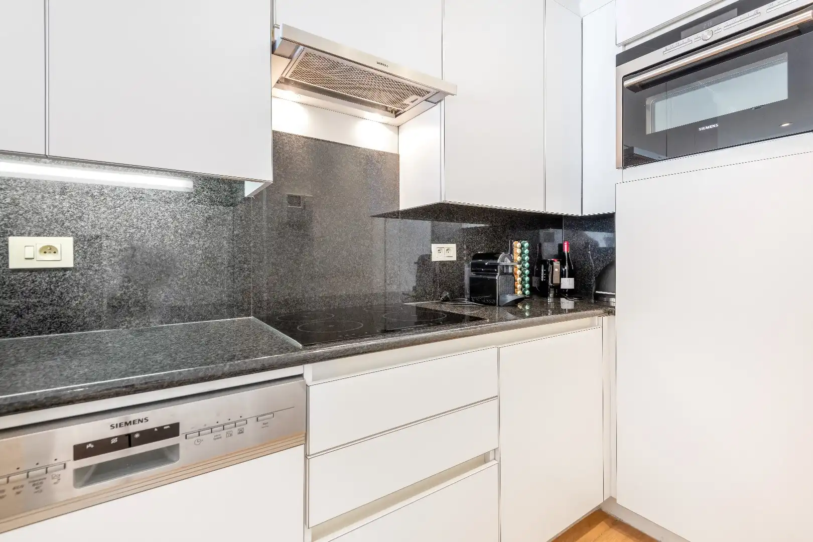 Aangenaam appartement met groot zonneterras gelegen in een rustige zijstraat van de Dumortierlaan. Parking mogelijk. foto 22