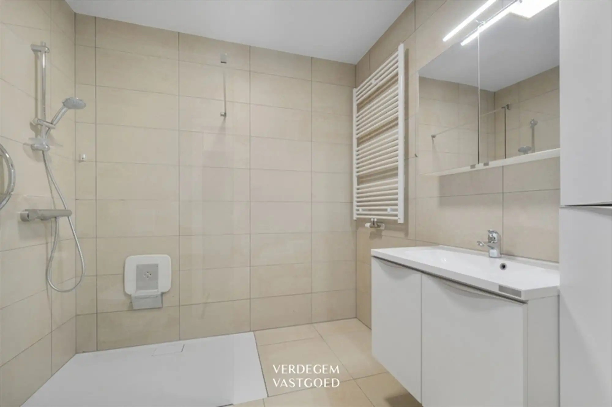 Comfortabel wonen met extra service: gelijkvloers assistentie-appartement met autostaanplaats foto 4