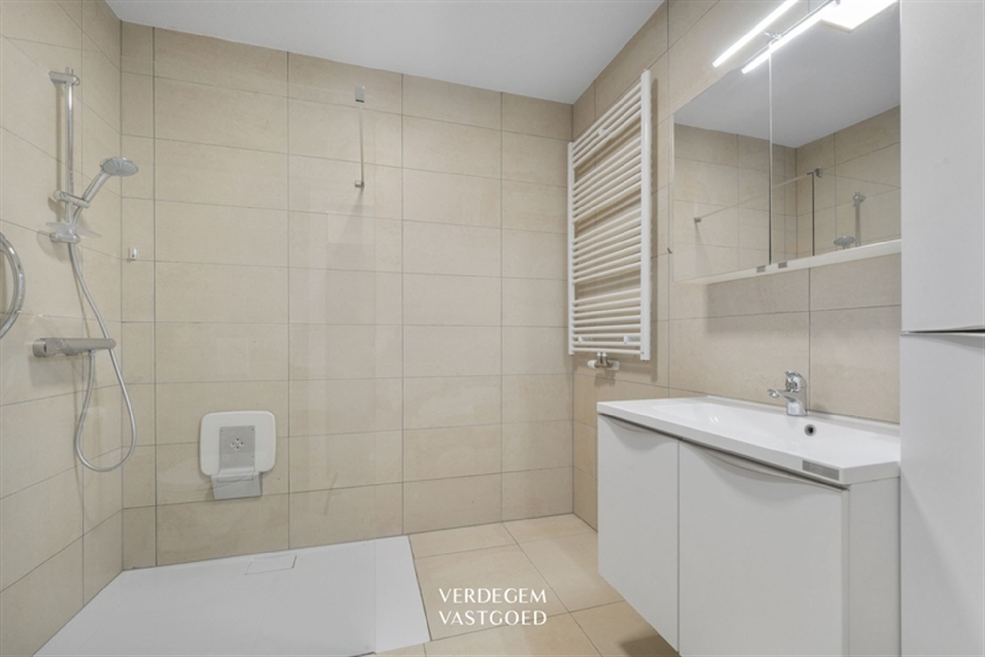 Comfortabel wonen met extra service: gelijkvloers assistentie-appartement met autostaanplaats foto 4