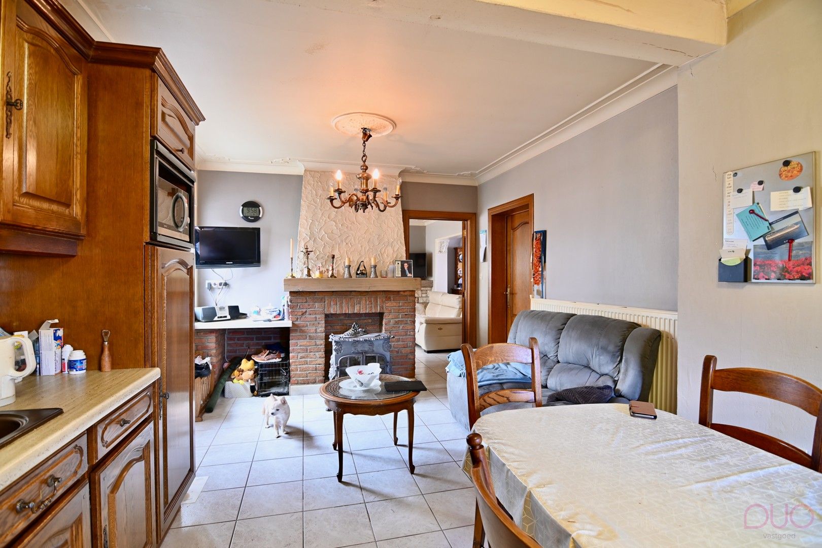 Ruime open bebouwing met 4 slaapkamers en achterliggende loodsen foto 6