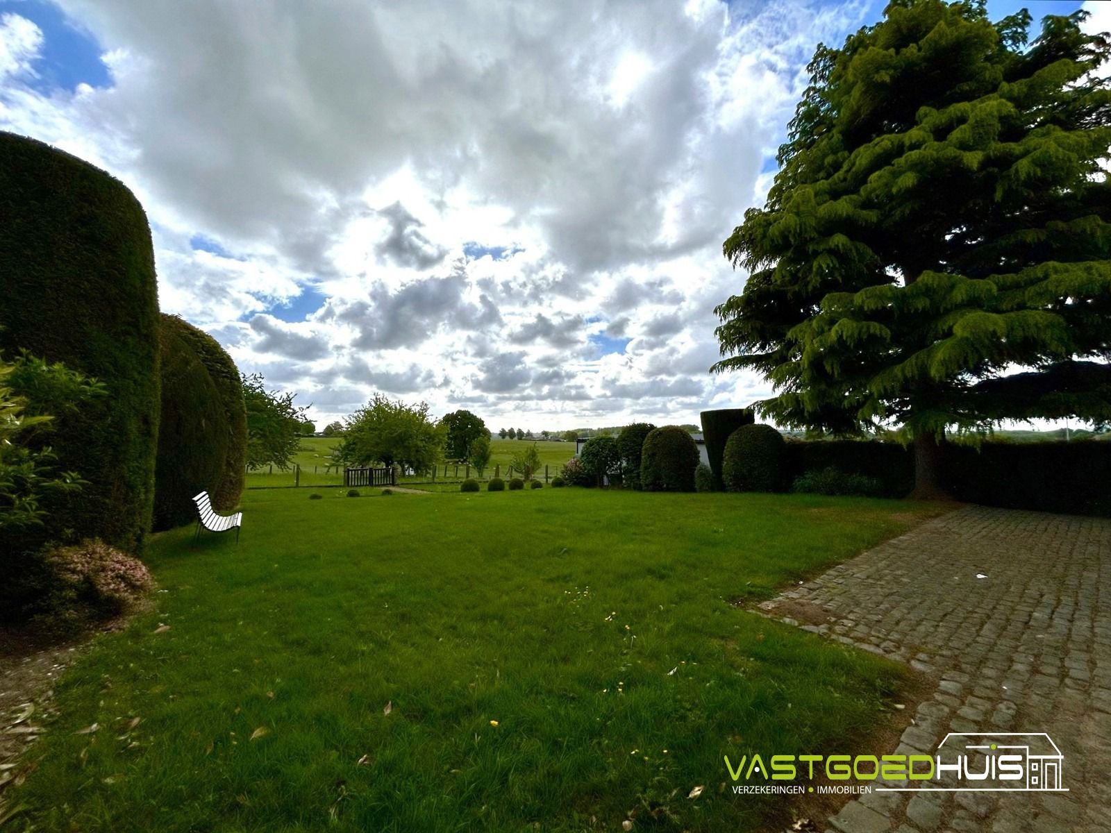 Statige villa met dubbele garage en prachtige tuin  foto 29
